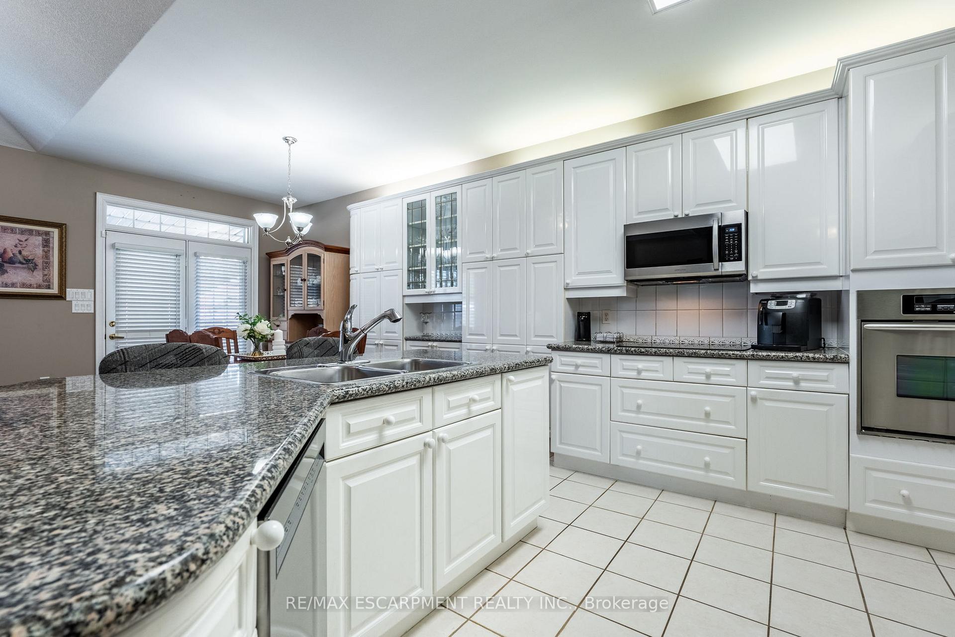 Photo 14 of 18 Bellstone Lane, Hamilton, Rural Glanbrook — HOMEH