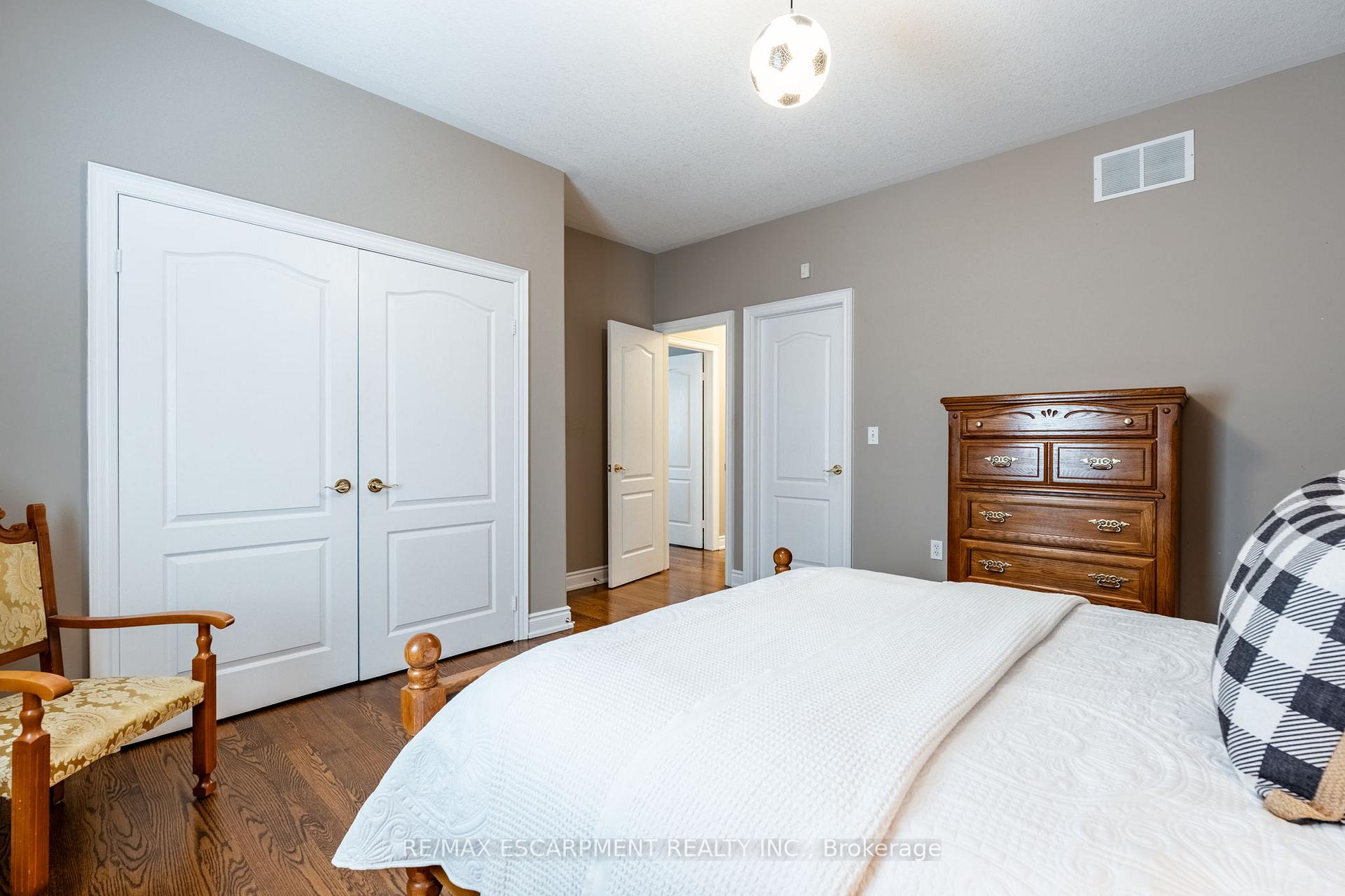 Photo 18 of 18 Bellstone Lane, Hamilton, Rural Glanbrook — HOMEH