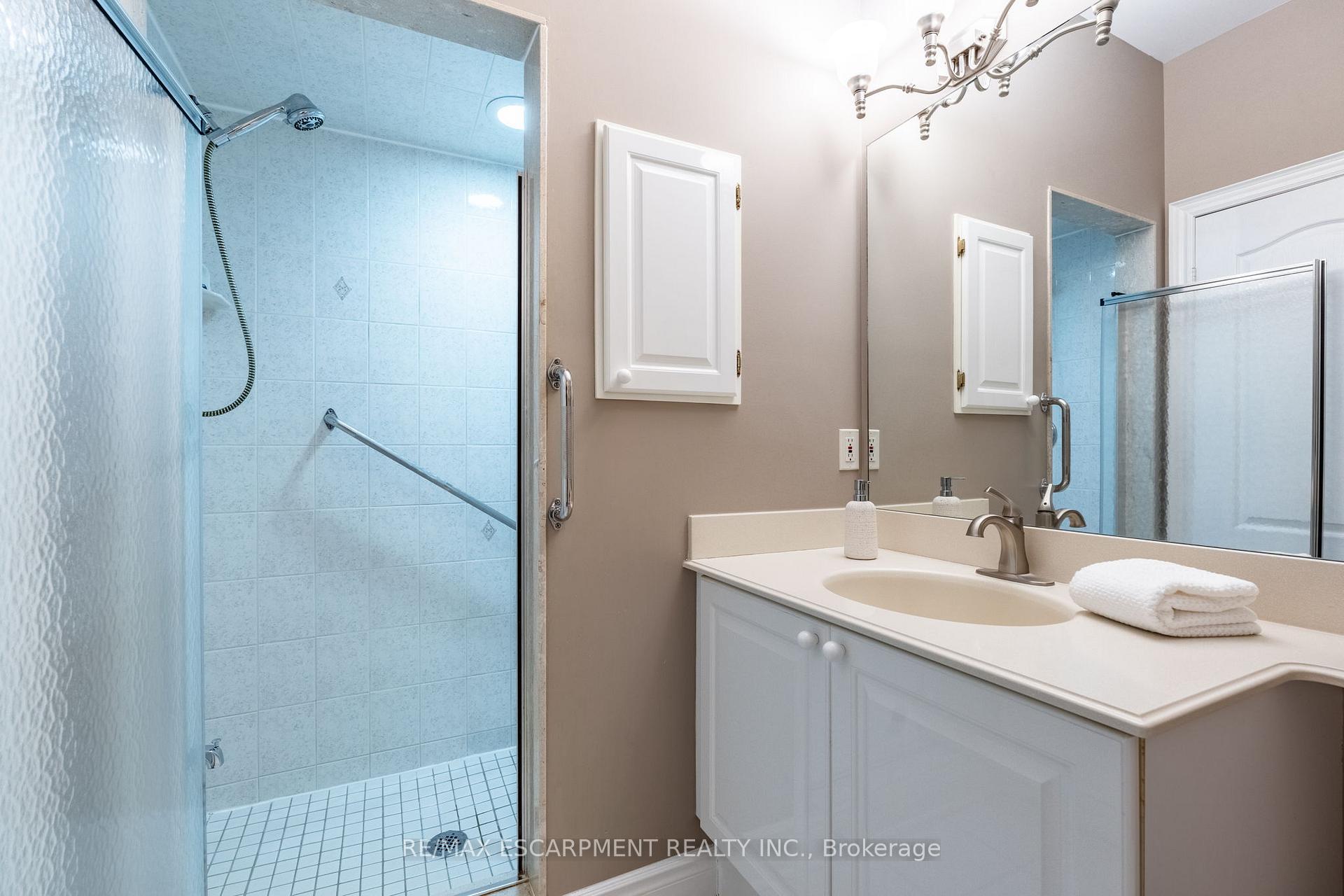 Photo 38 of 18 Bellstone Lane, Hamilton, Rural Glanbrook — HOMEH