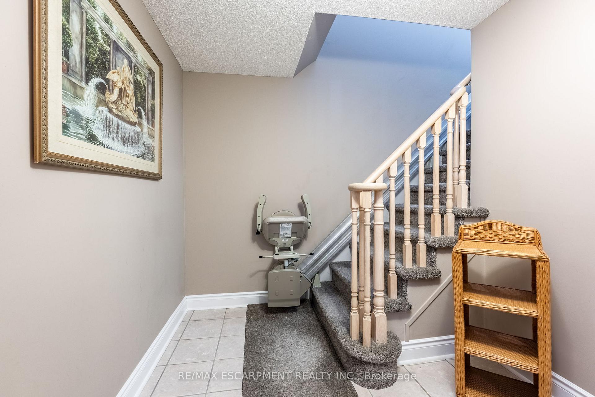 Photo 23 of 18 Bellstone Lane, Hamilton, Rural Glanbrook — HOMEH