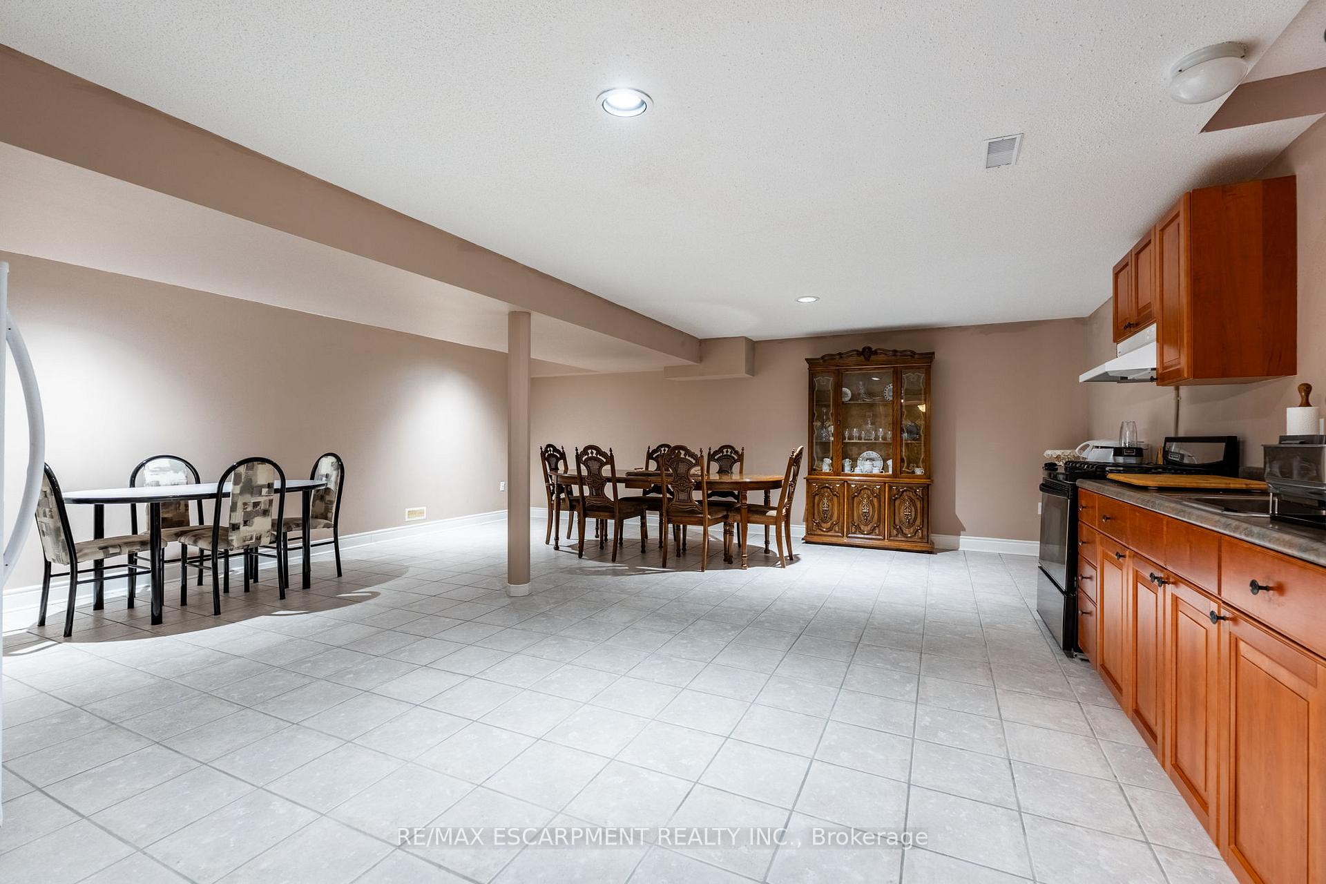 Photo 36 of 18 Bellstone Lane, Hamilton, Rural Glanbrook — HOMEH