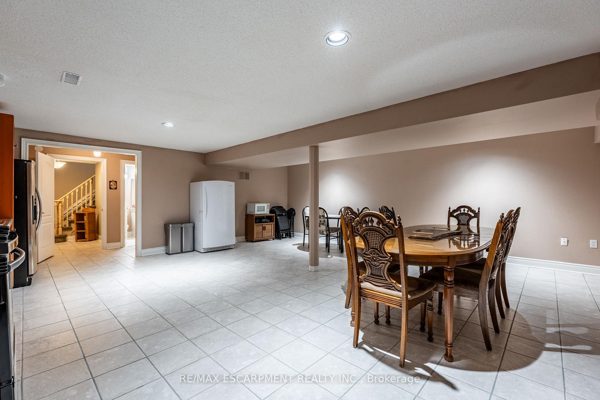 Photo 27 of 18 Bellstone Lane, Hamilton, Rural Glanbrook — HOMEH