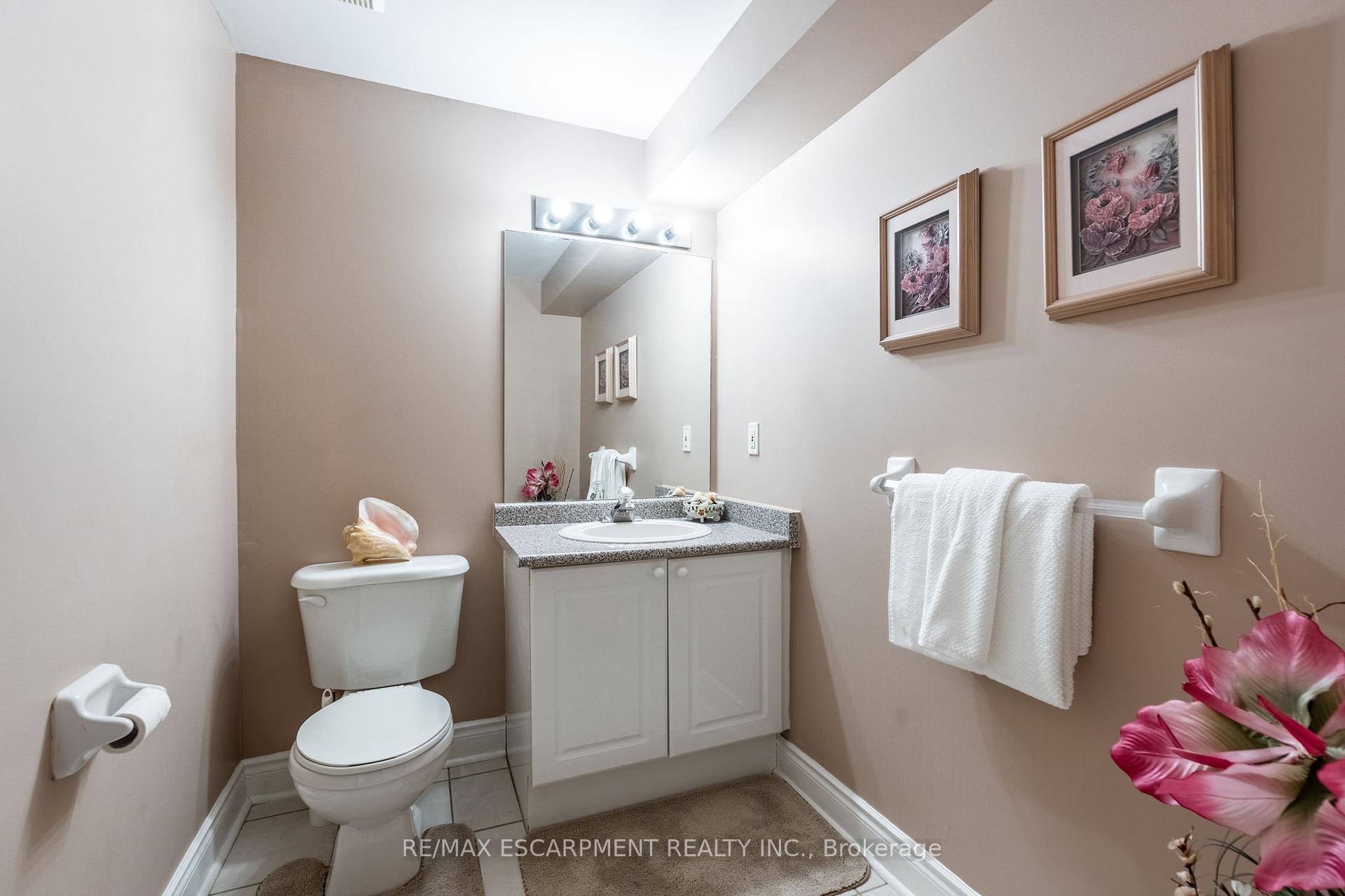 Photo 24 of 18 Bellstone Lane, Hamilton, Rural Glanbrook — HOMEH