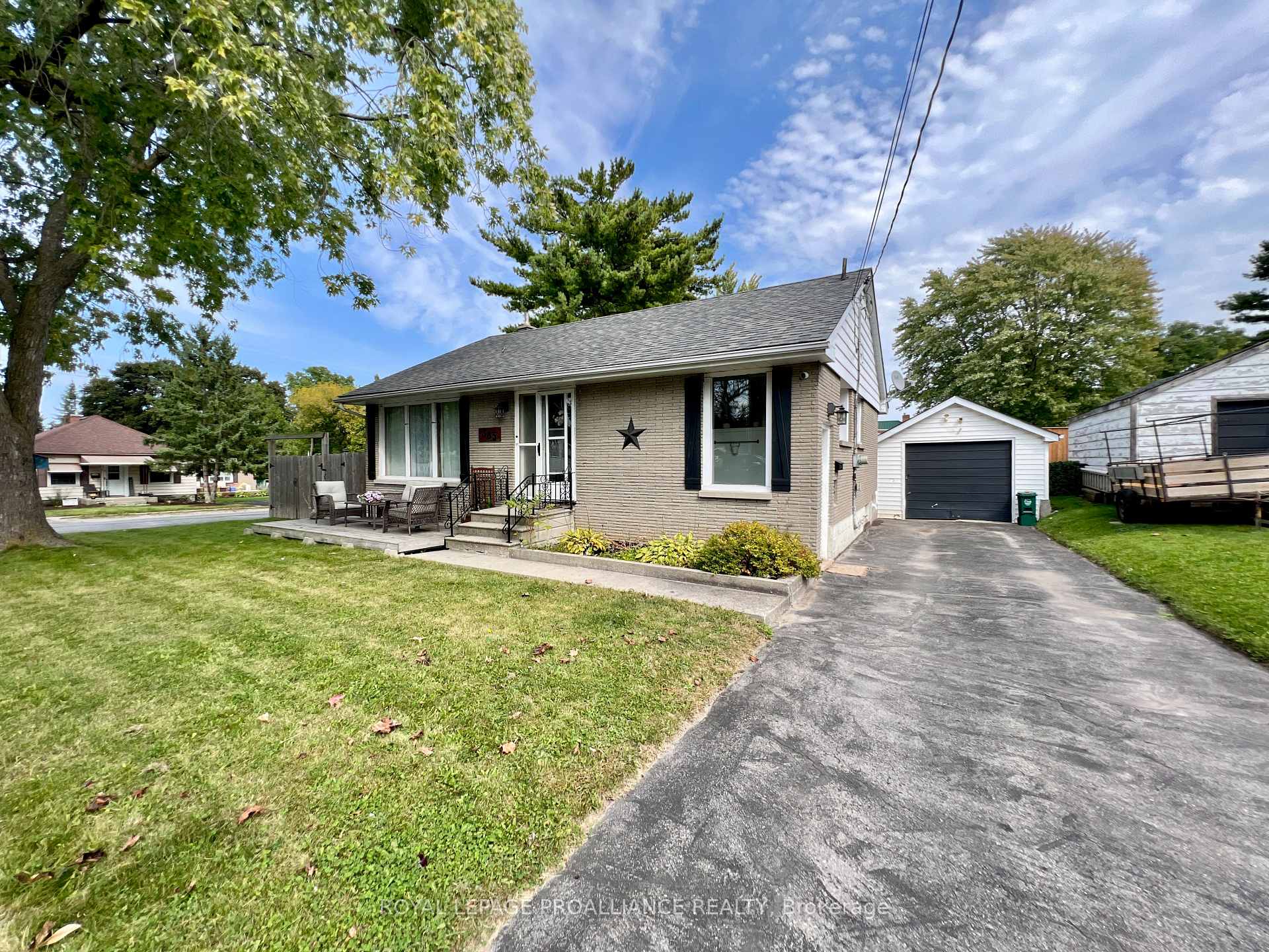 Photo 2 of 385 Dufferin Avenue, Belleville, Belleville Ward — HOMEH