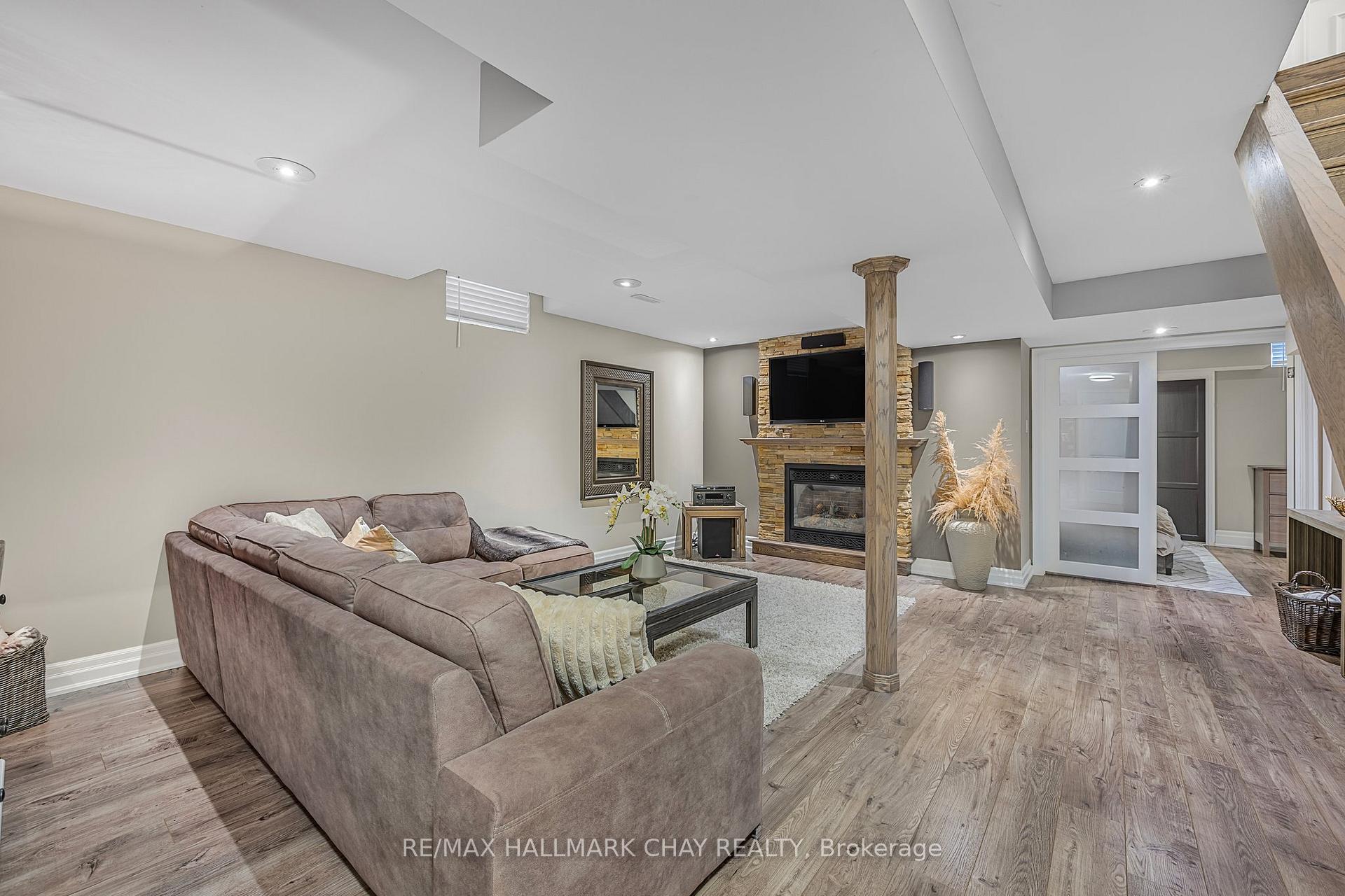 Photo 24 of 15 Cityview Circle, Barrie, Holly — HOMEH