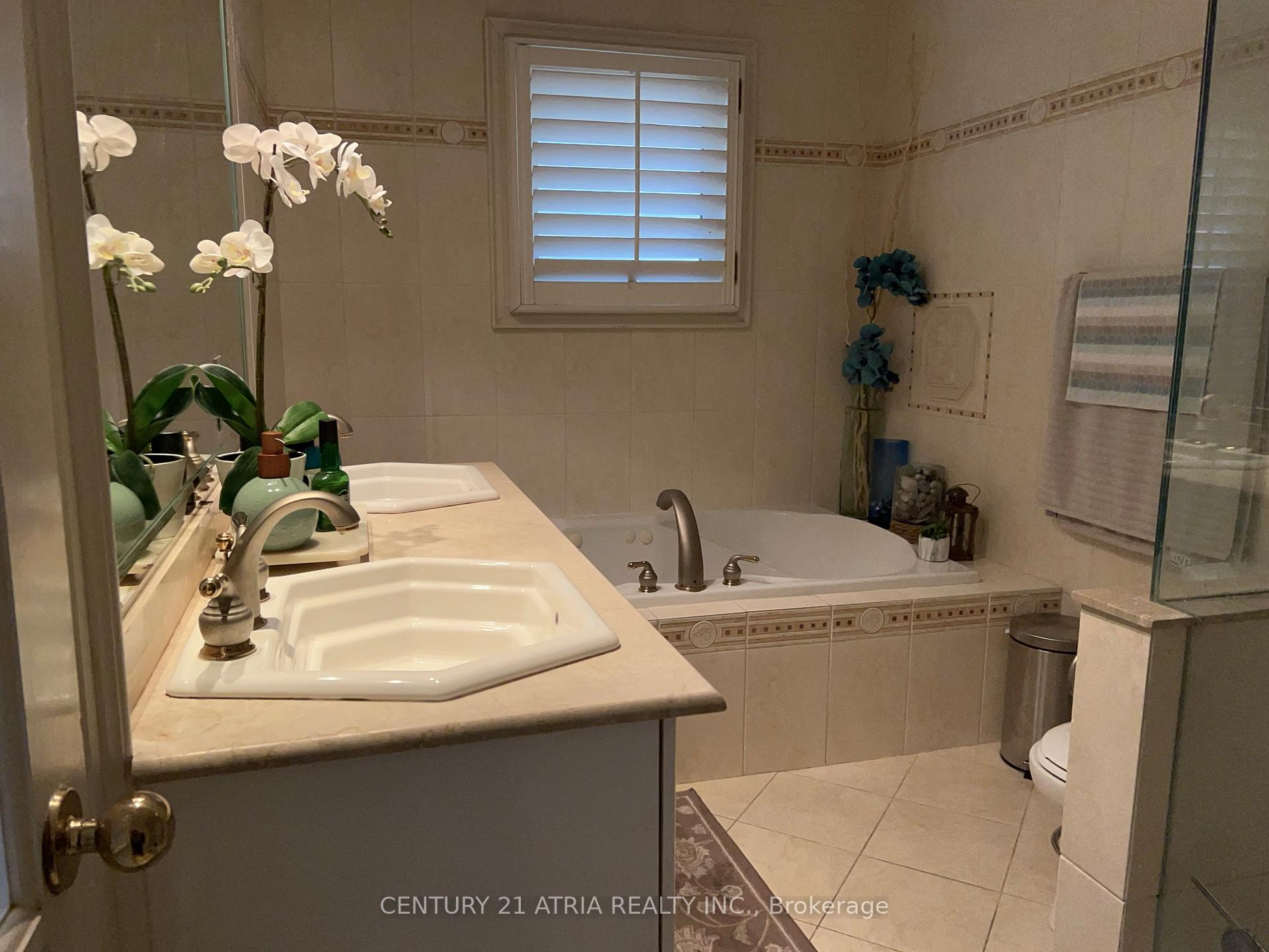 Photo 9 of 71 Laureleaf Road N, Markham, Bayview Glen — HOMEH