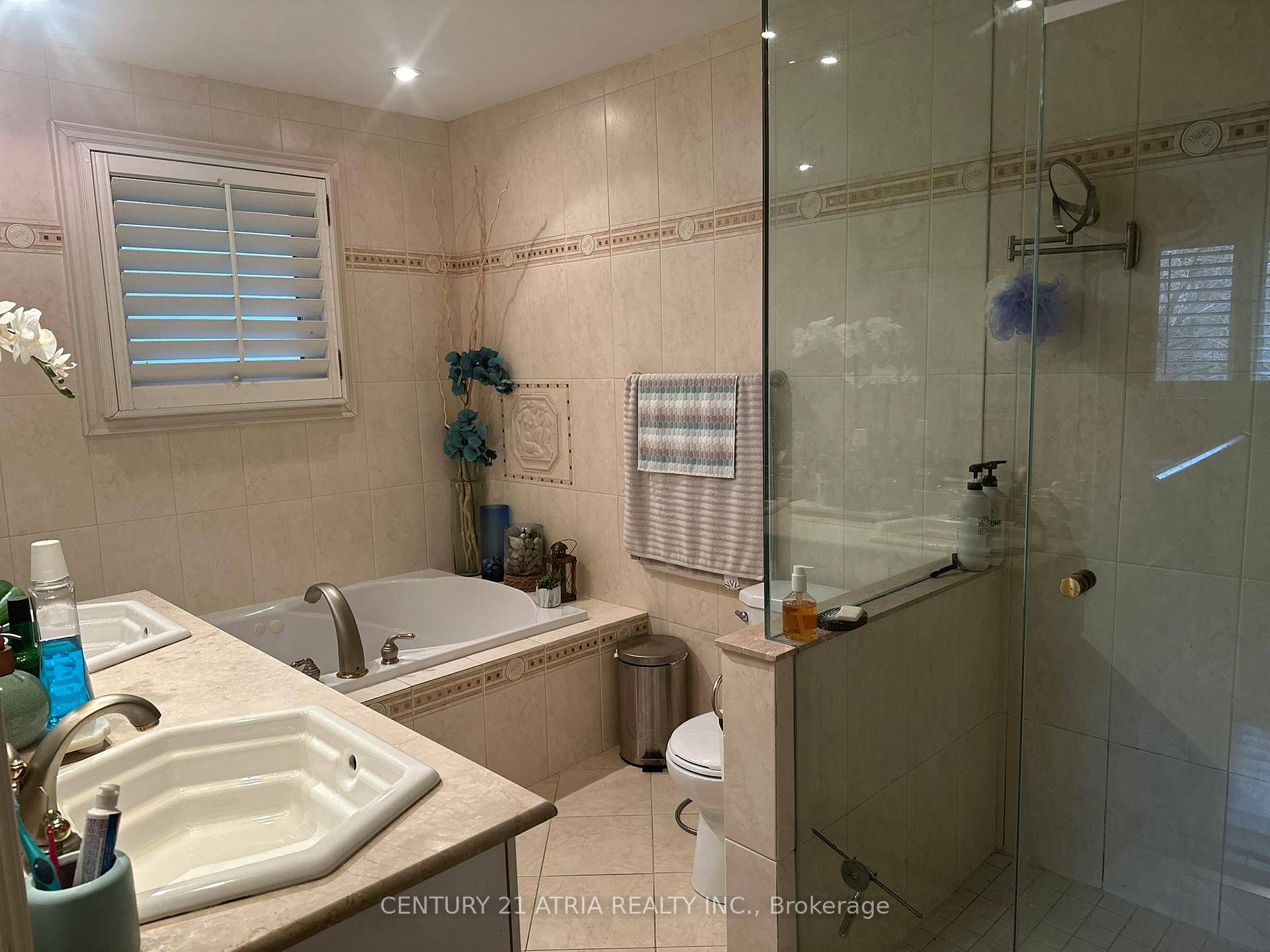 Photo 16 of 71 Laureleaf Road N, Markham, Bayview Glen — HOMEH