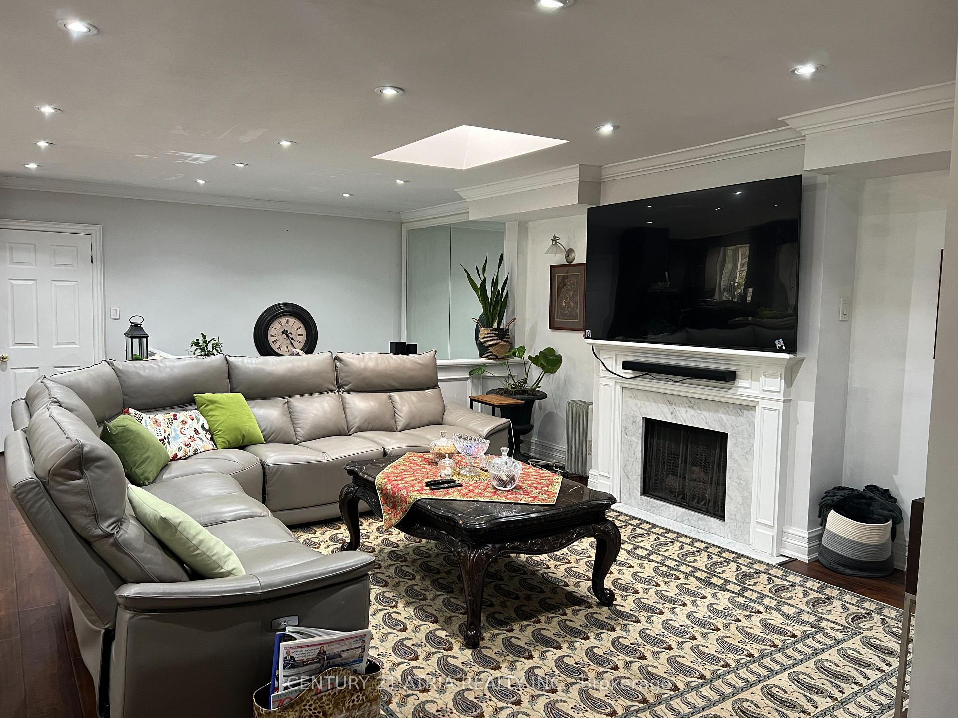 Photo 11 of 71 Laureleaf Road N, Markham, Bayview Glen — HOMEH