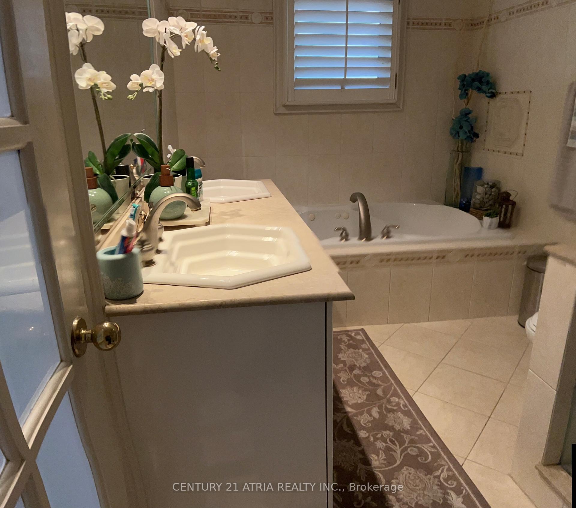 Photo 18 of 71 Laureleaf Road N, Markham, Bayview Glen — HOMEH