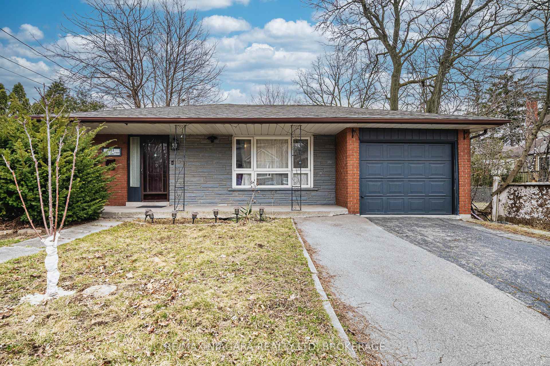 Photo 1 of 225 West 2nd Street, Hamilton, Southam — HOMEH