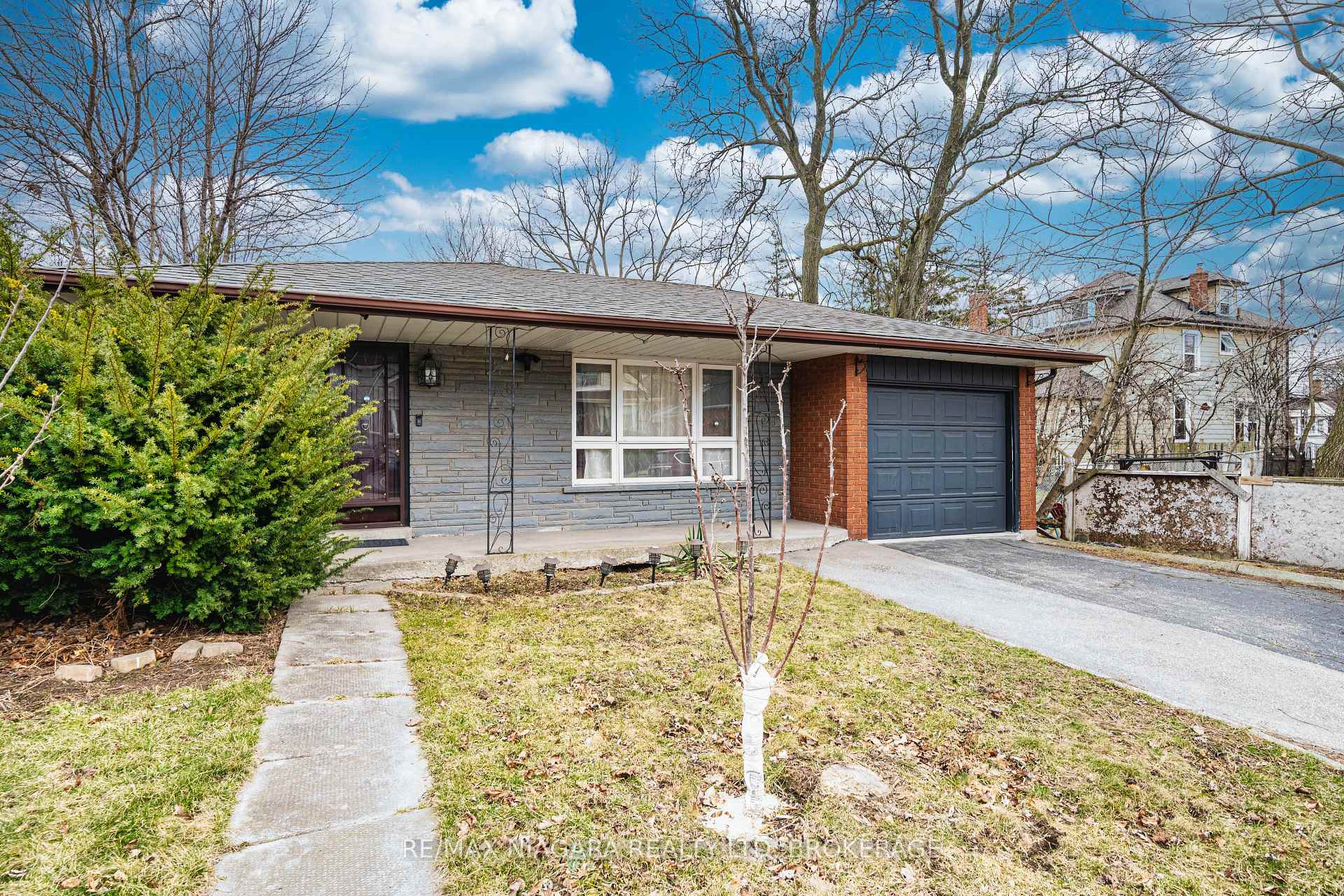 Photo 3 of 225 West 2nd Street, Hamilton, Southam — HOMEH