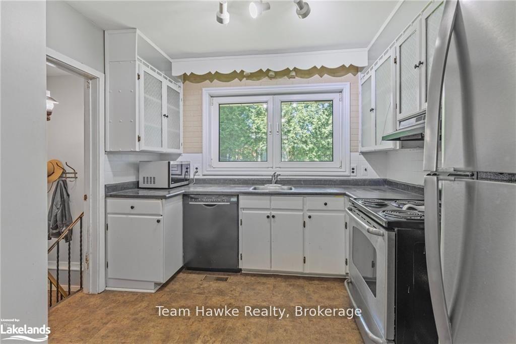 Photo 13 of 1002 Hugel Avenue, Midland — HOMEH