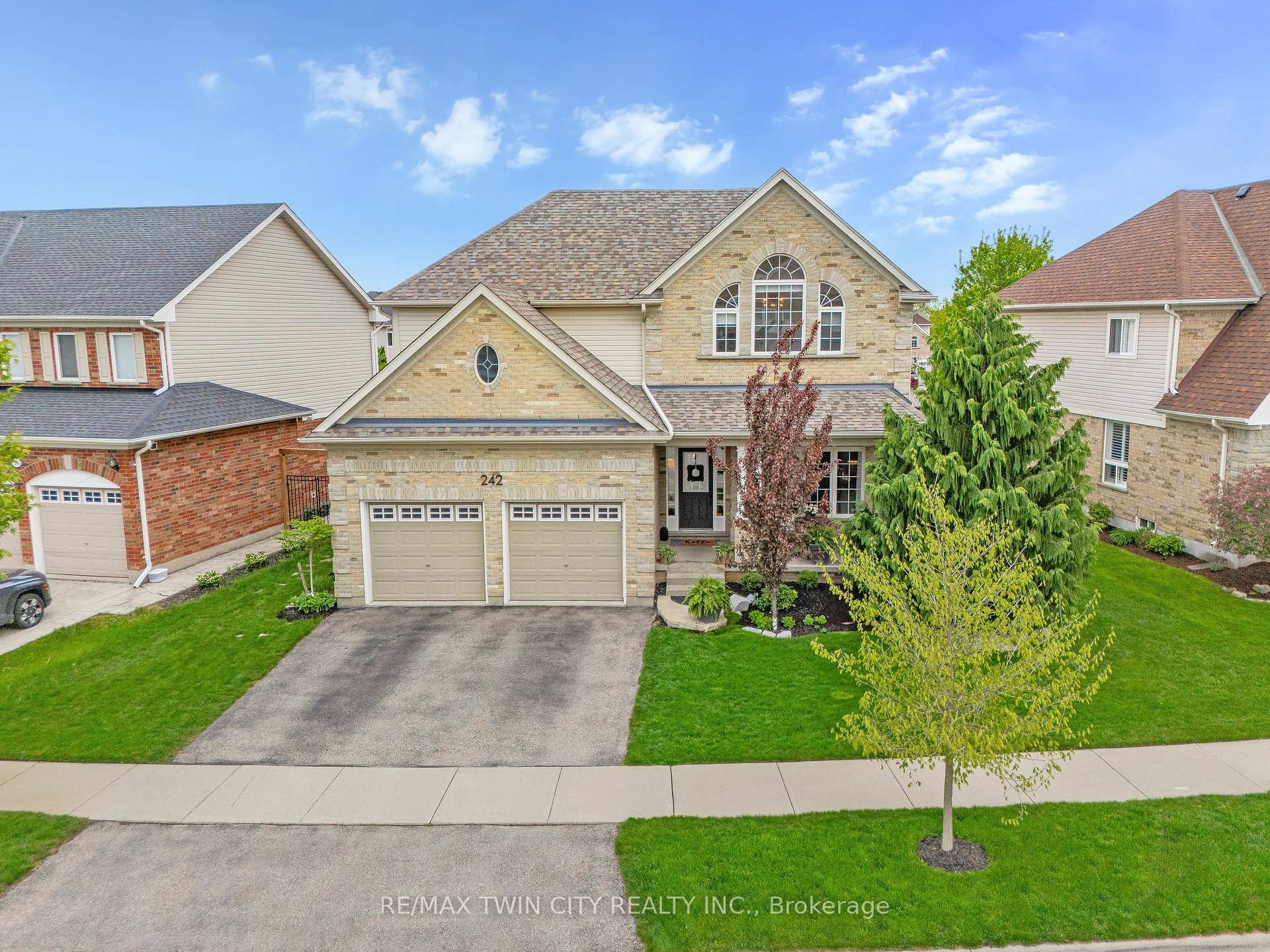 Photo 5 of 242 Waterbend Crescent, Kitchener — HOMEH