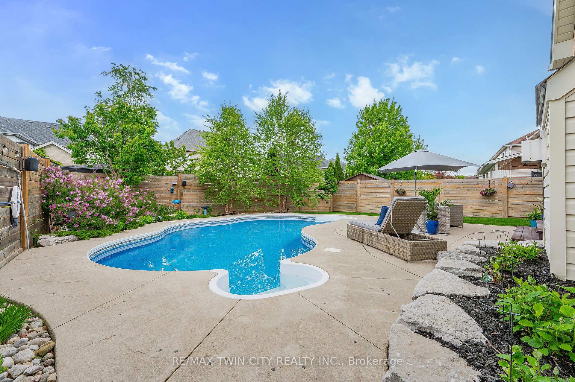 Photo 34 of 242 Waterbend Crescent, Kitchener — HOMEH