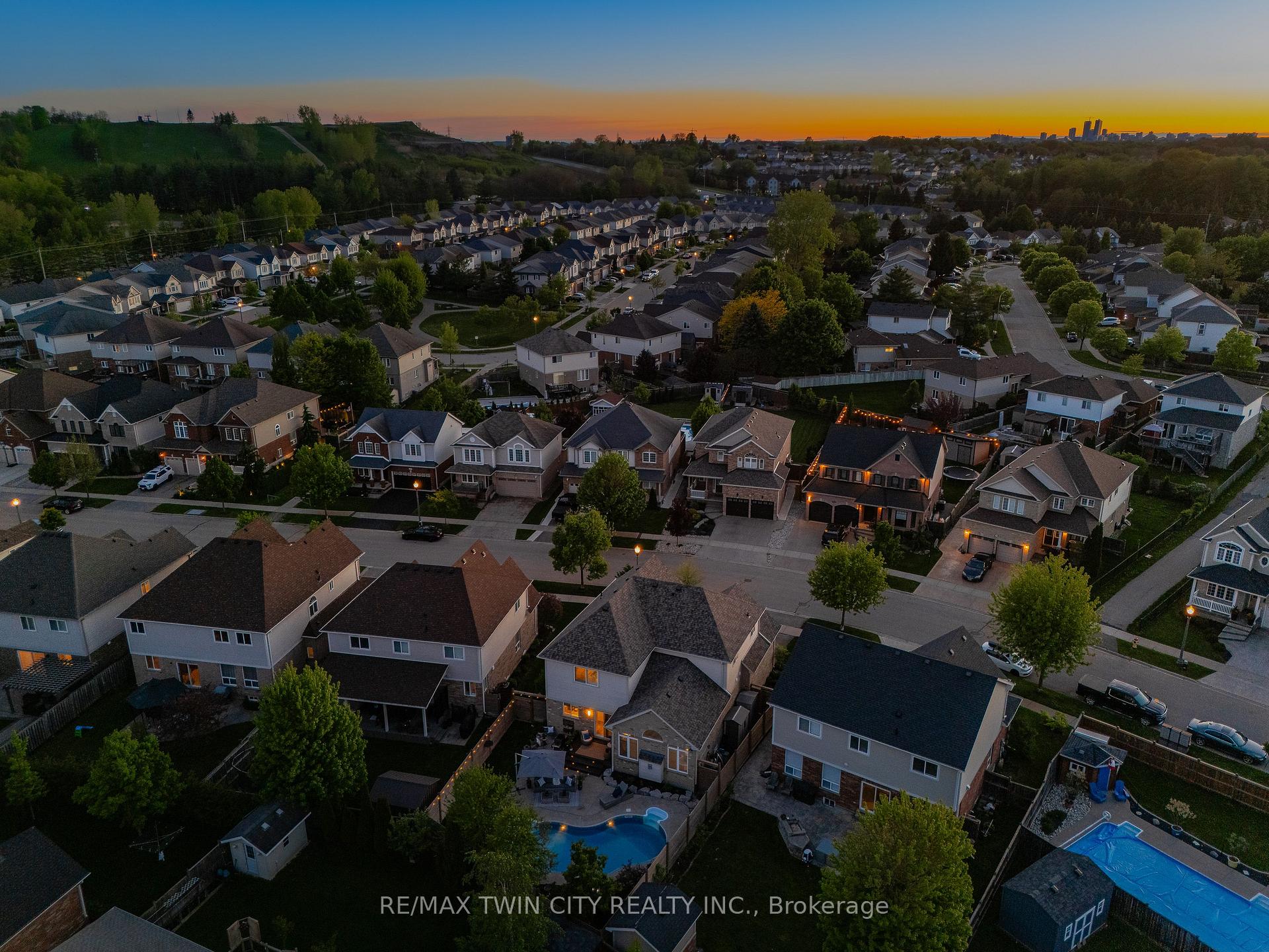 Photo 40 of 242 Waterbend Crescent, Kitchener — HOMEH