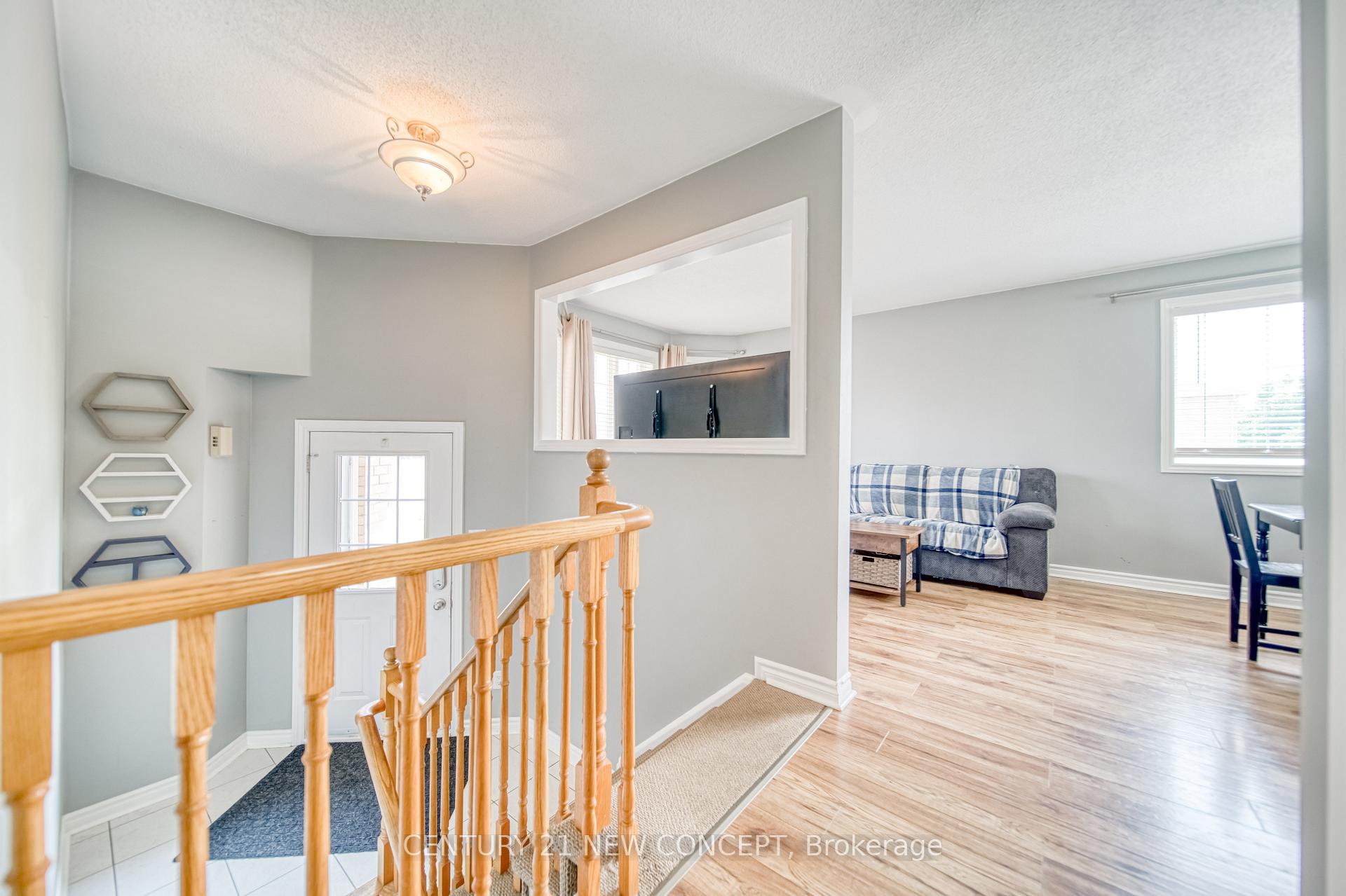 Photo 4 of 2 Michael Crescent, Barrie, 400 North — HOMEH