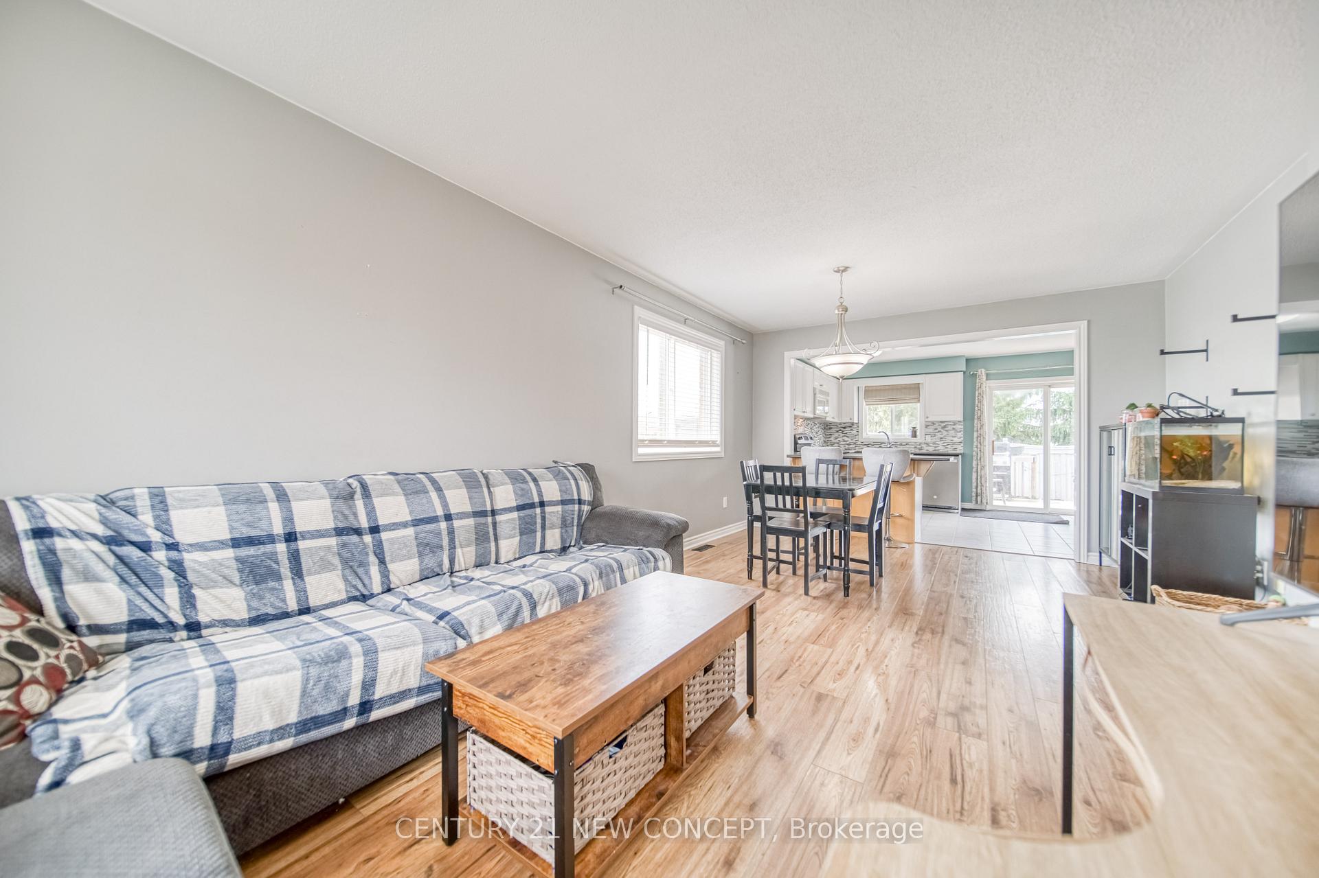 Photo 6 of 2 Michael Crescent, Barrie, 400 North — HOMEH