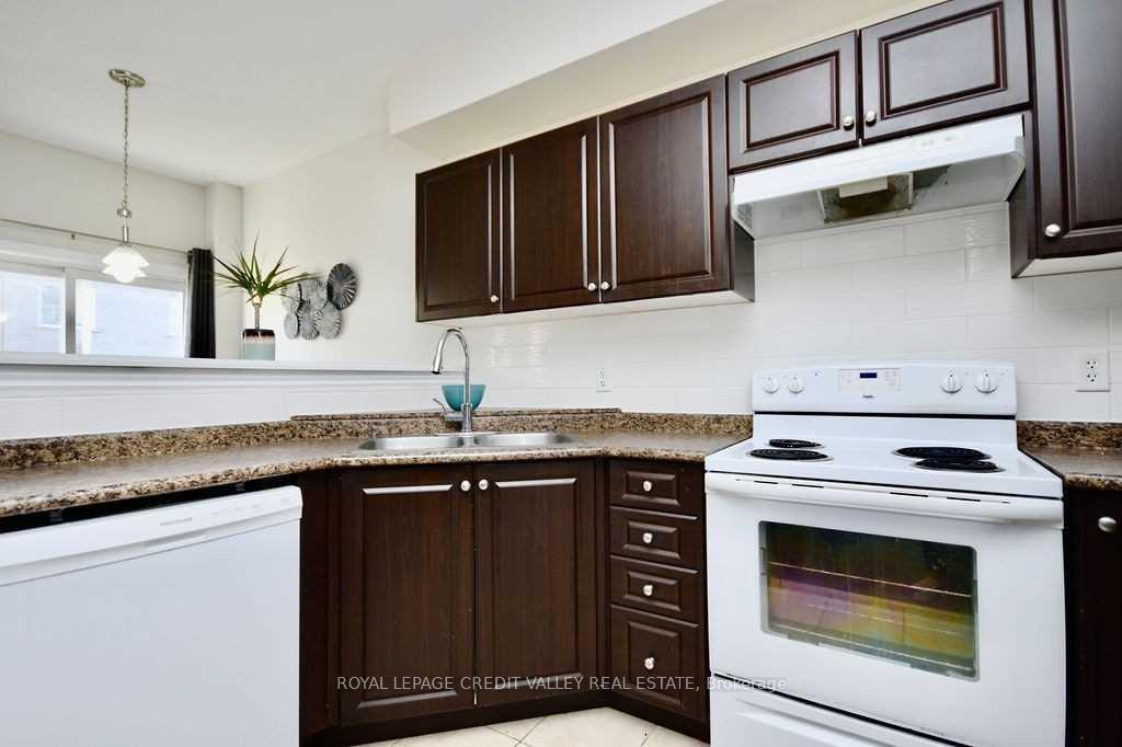 Photo 11 of Unit Upper, 118 Stanley Street, Barrie, East Bayfield — HOMEH