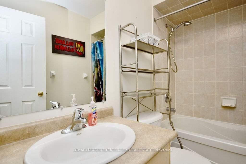 Photo 7 of Unit Upper, 118 Stanley Street, Barrie, East Bayfield — HOMEH