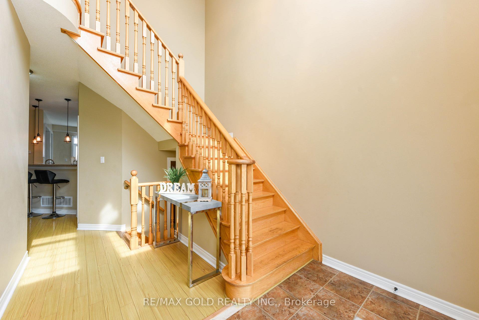 Photo 4 of 35 Amaranth Crescent, Brampton, Northwest Sandalwood Parkway — HOMEH