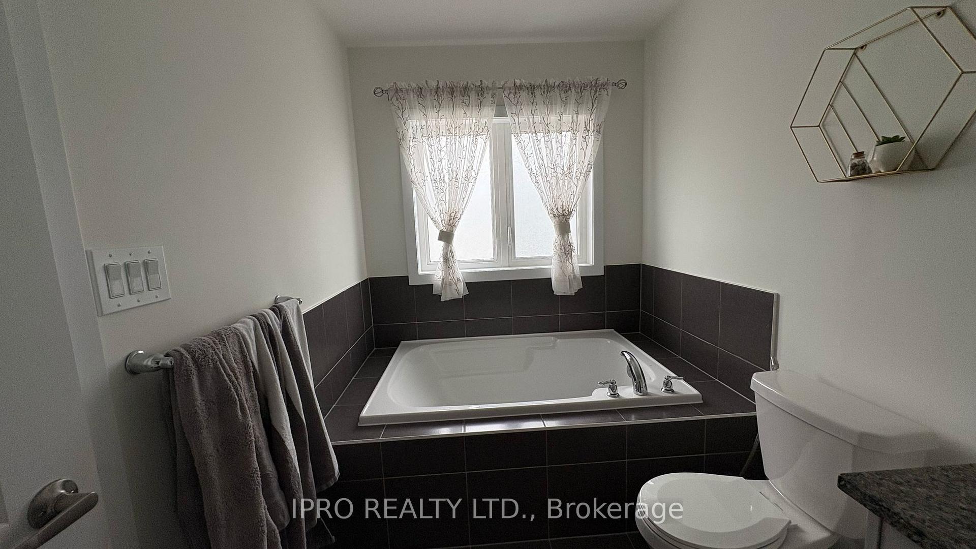 Photo 16 of 10 Wintergreen Crescent, Haldimand — HOMEH