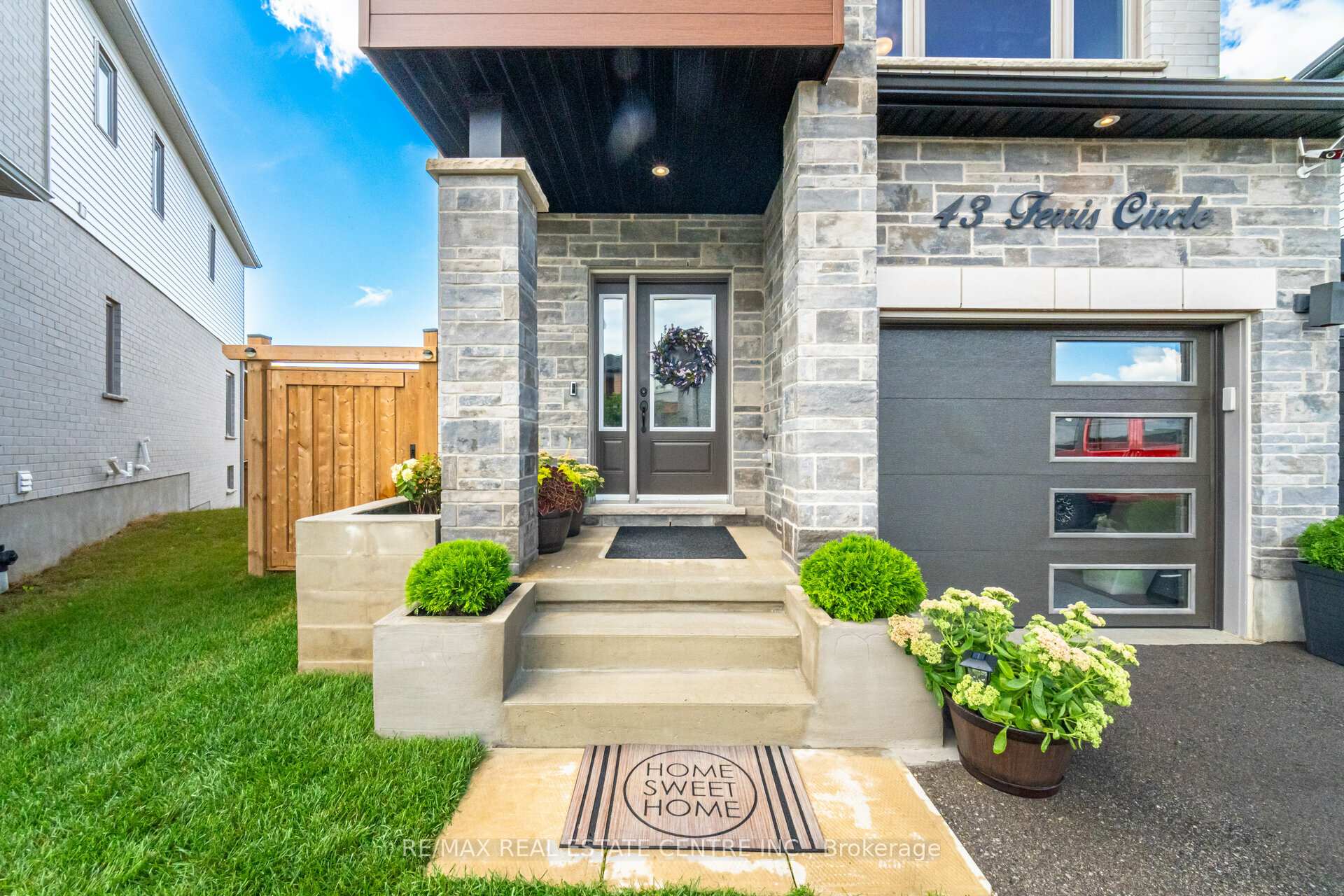 Photo 2 of 43 Ferris Circle, Guelph, Clairfields/Hanlon Business Park — HOMEH