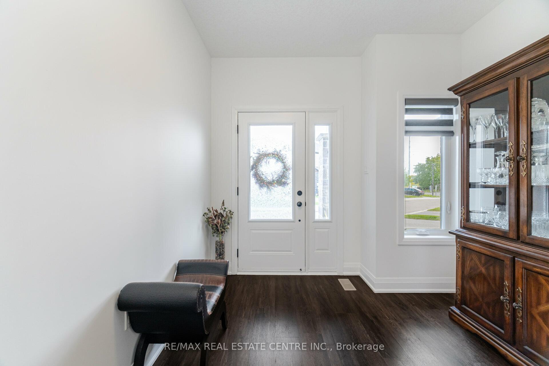 Photo 3 of 43 Ferris Circle, Guelph, Clairfields/Hanlon Business Park — HOMEH