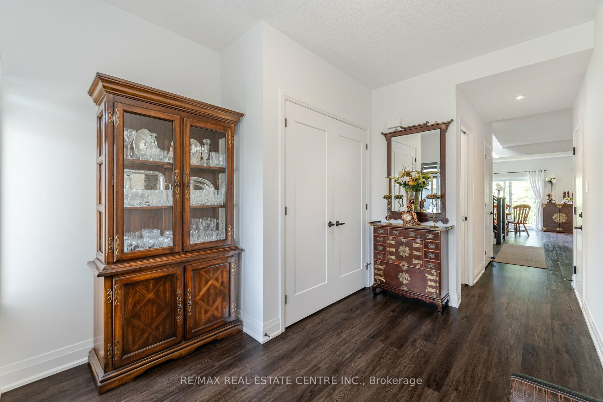 Photo 4 of 43 Ferris Circle, Guelph, Clairfields/Hanlon Business Park — HOMEH