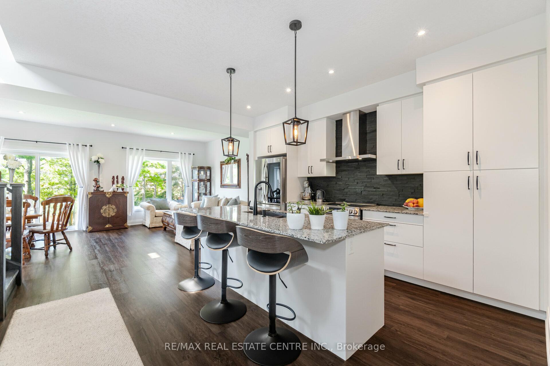 Photo 5 of 43 Ferris Circle, Guelph, Clairfields/Hanlon Business Park — HOMEH