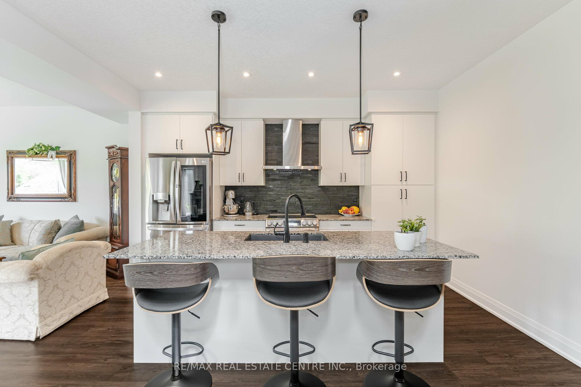 Photo 6 of 43 Ferris Circle, Guelph, Clairfields/Hanlon Business Park — HOMEH
