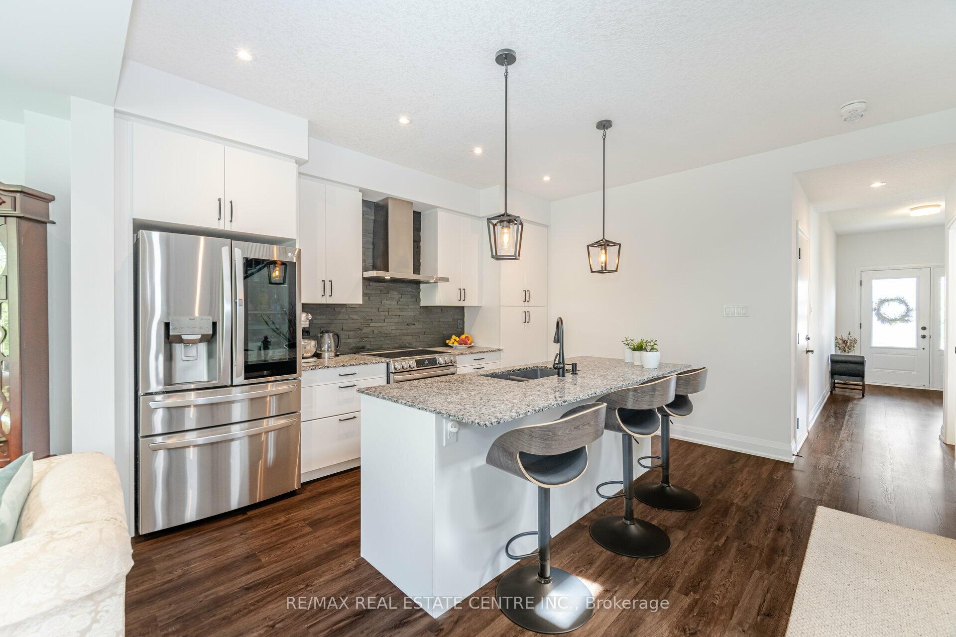 Photo 7 of 43 Ferris Circle, Guelph, Clairfields/Hanlon Business Park — HOMEH