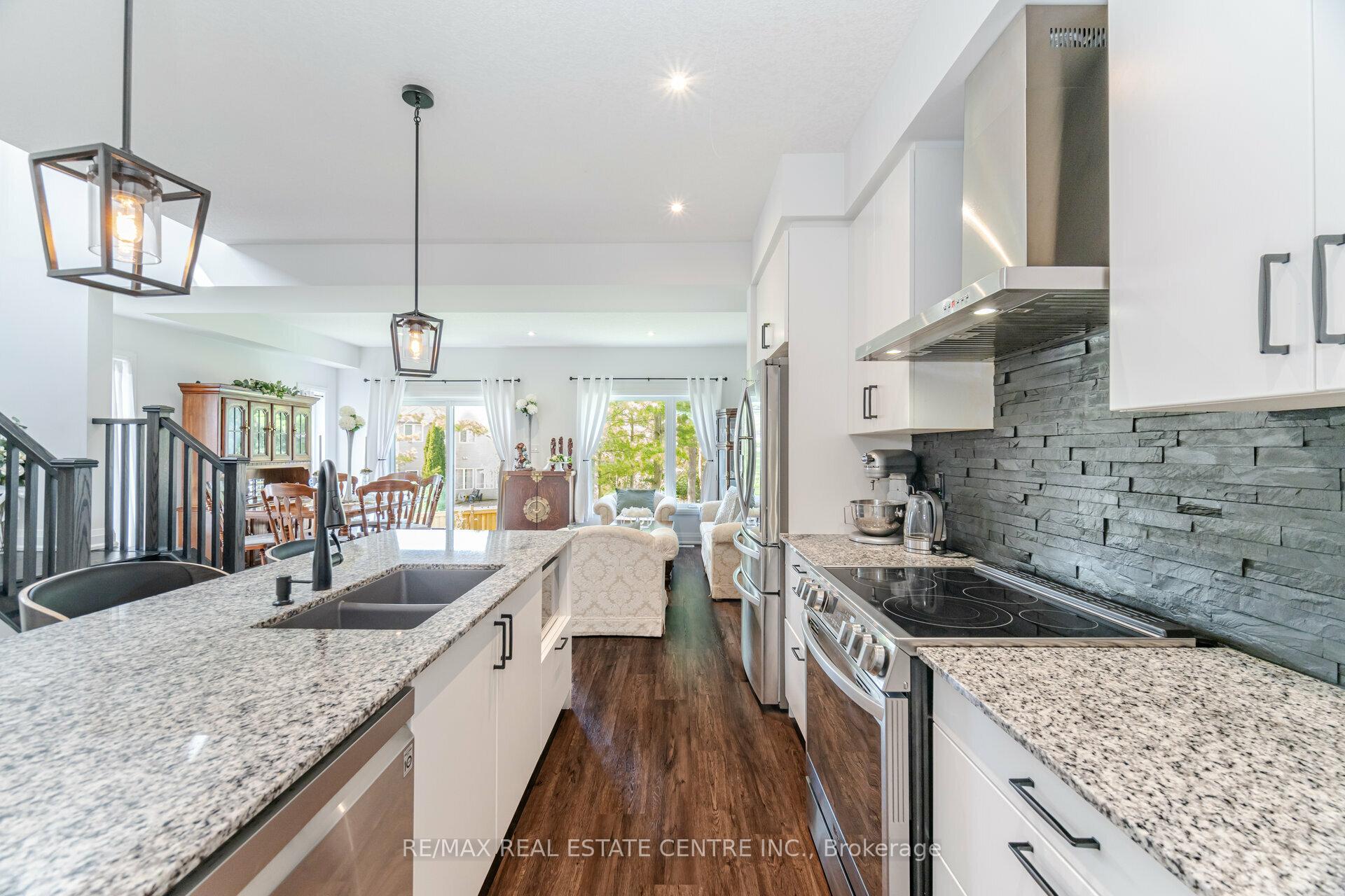 Photo 8 of 43 Ferris Circle, Guelph, Clairfields/Hanlon Business Park — HOMEH