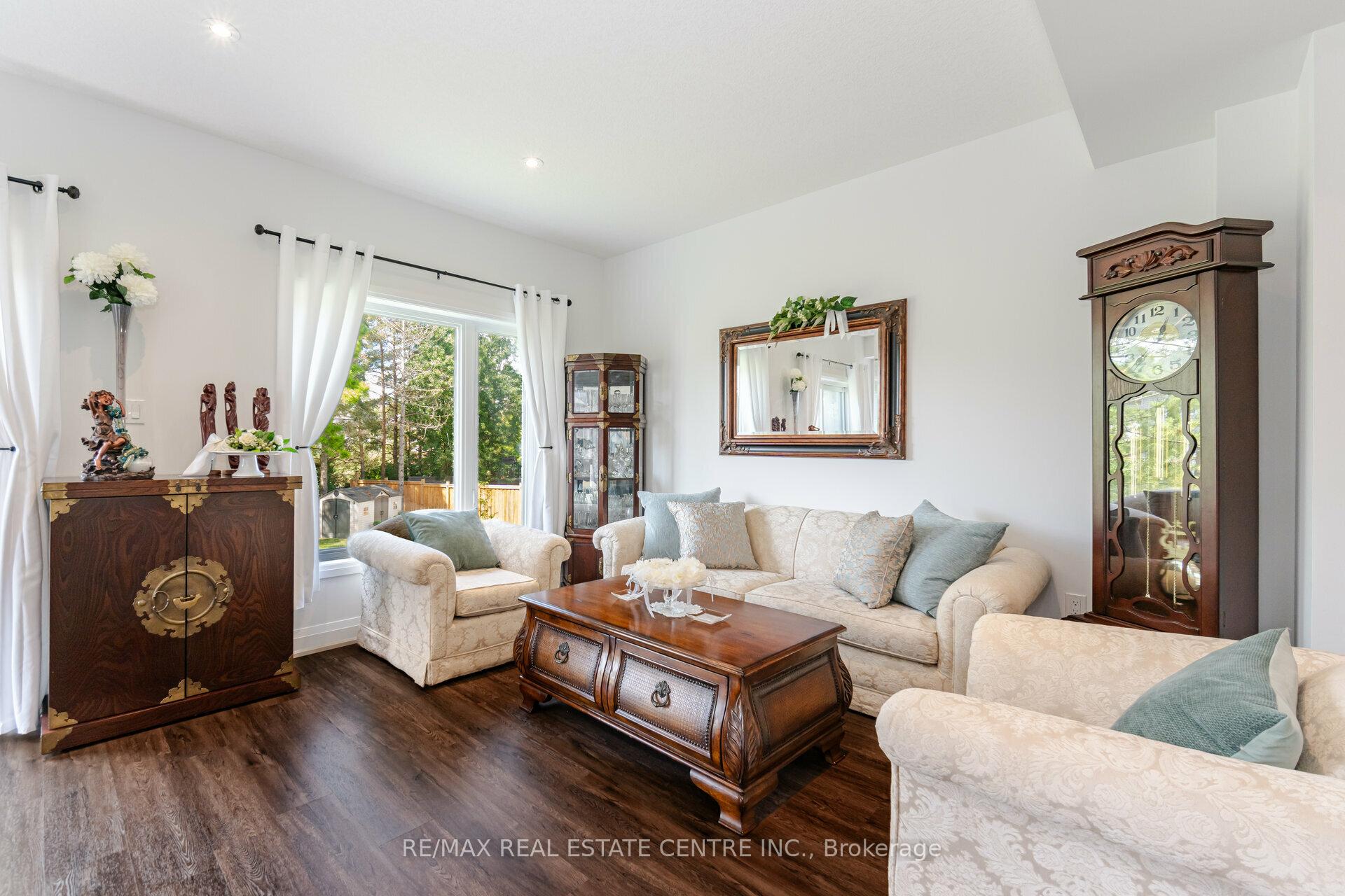 Photo 9 of 43 Ferris Circle, Guelph, Clairfields/Hanlon Business Park — HOMEH