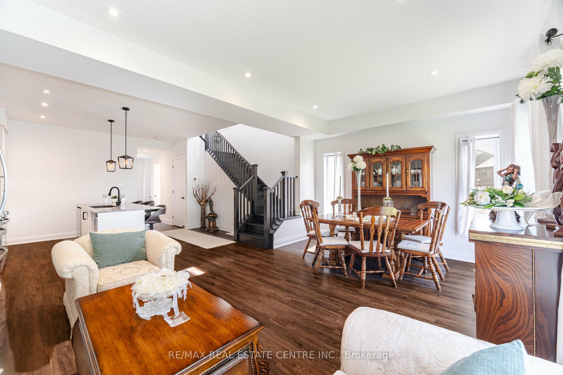 Photo 10 of 43 Ferris Circle, Guelph, Clairfields/Hanlon Business Park — HOMEH