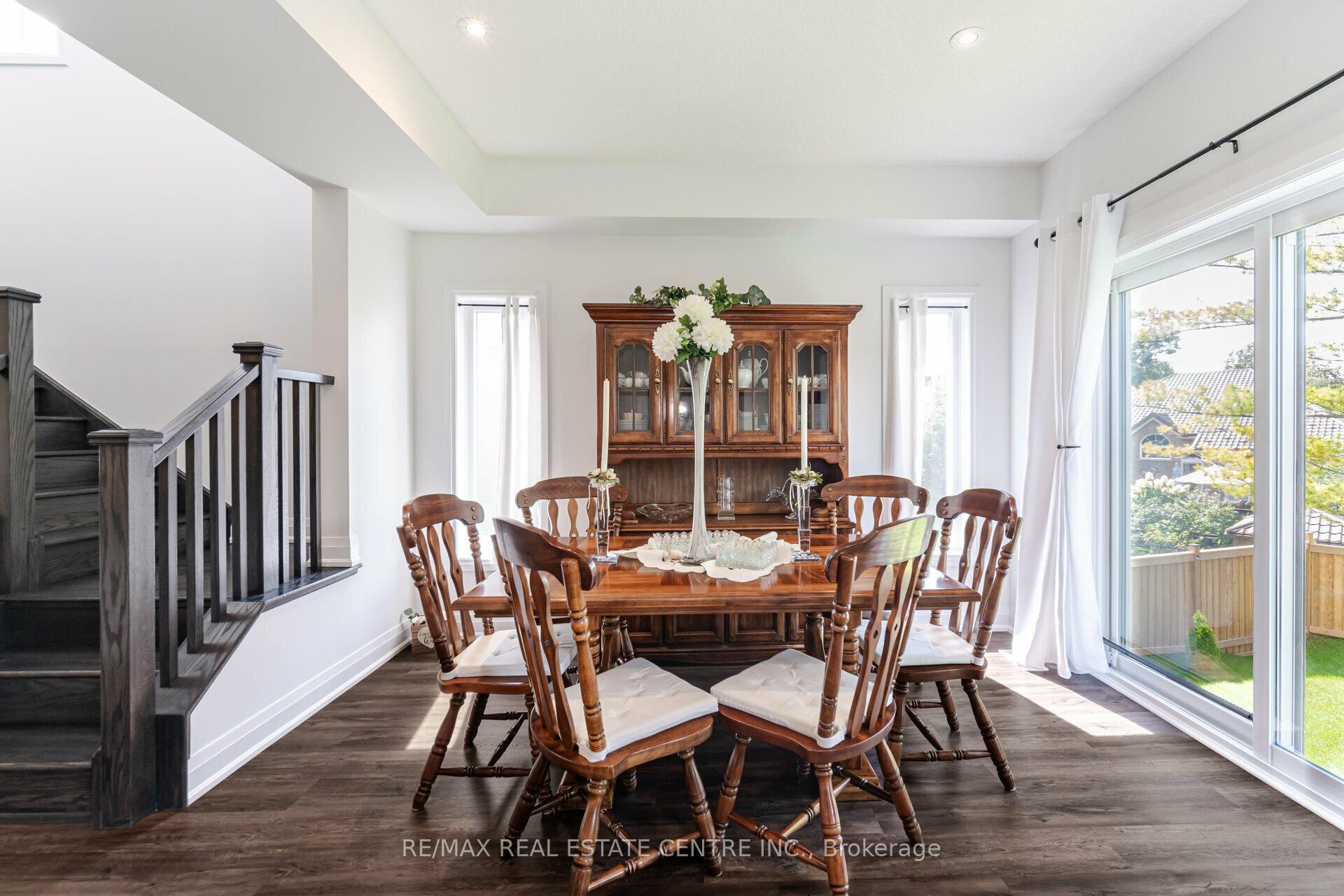 Photo 11 of 43 Ferris Circle, Guelph, Clairfields/Hanlon Business Park — HOMEH