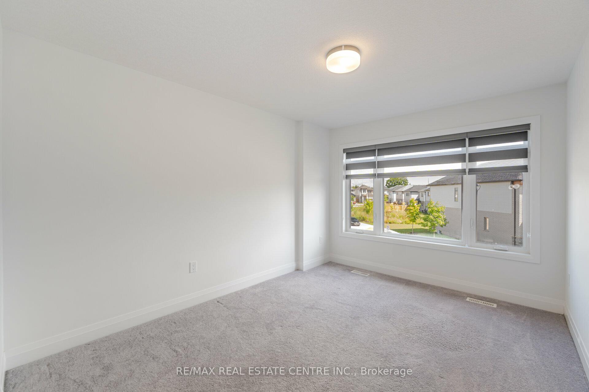 Photo 23 of 43 Ferris Circle, Guelph, Clairfields/Hanlon Business Park — HOMEH