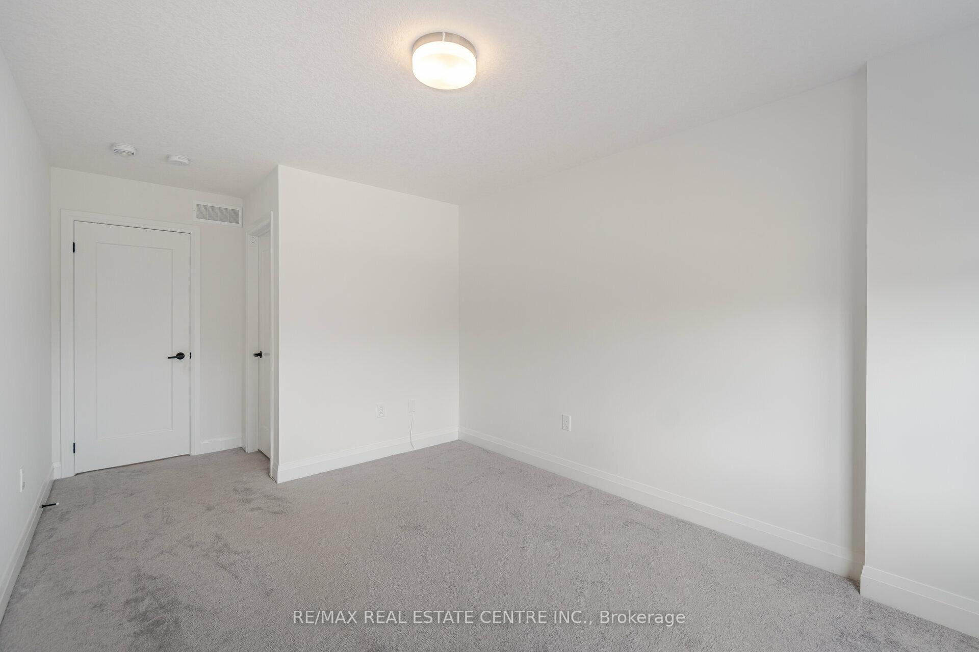 Photo 24 of 43 Ferris Circle, Guelph, Clairfields/Hanlon Business Park — HOMEH