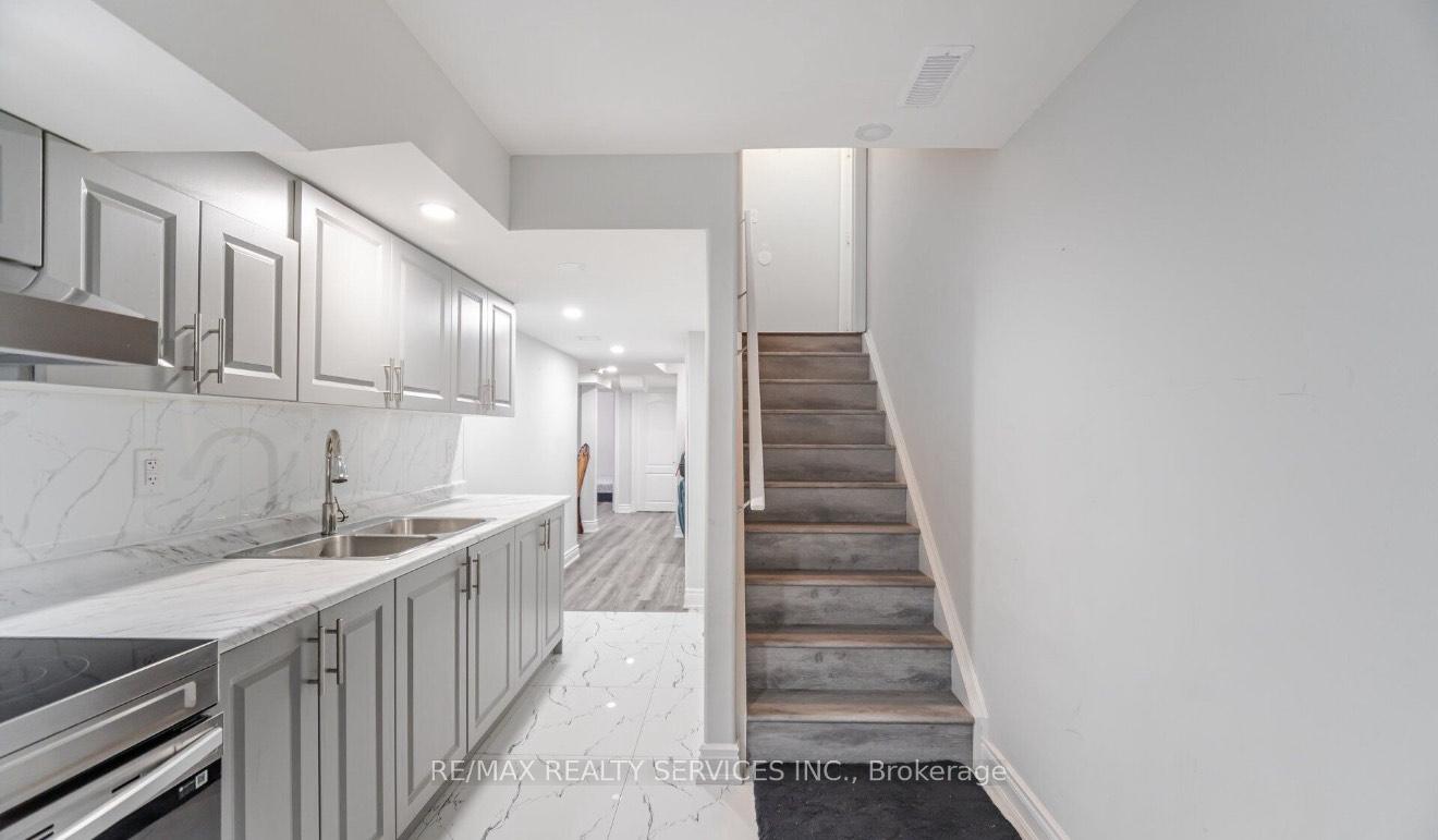 Photo 3 of 109 Cobriiza Crescent, Brampton, Northwood Park — HOMEH
