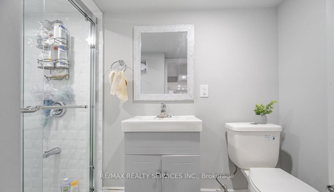 Photo 4 of 109 Cobriiza Crescent, Brampton, Northwood Park — HOMEH