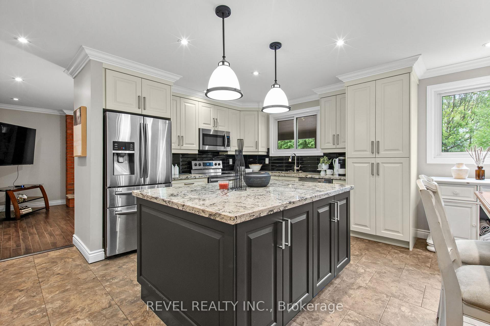 Photo 2 of 545 Charrington Avenue, Oshawa, Centennial — HOMEH