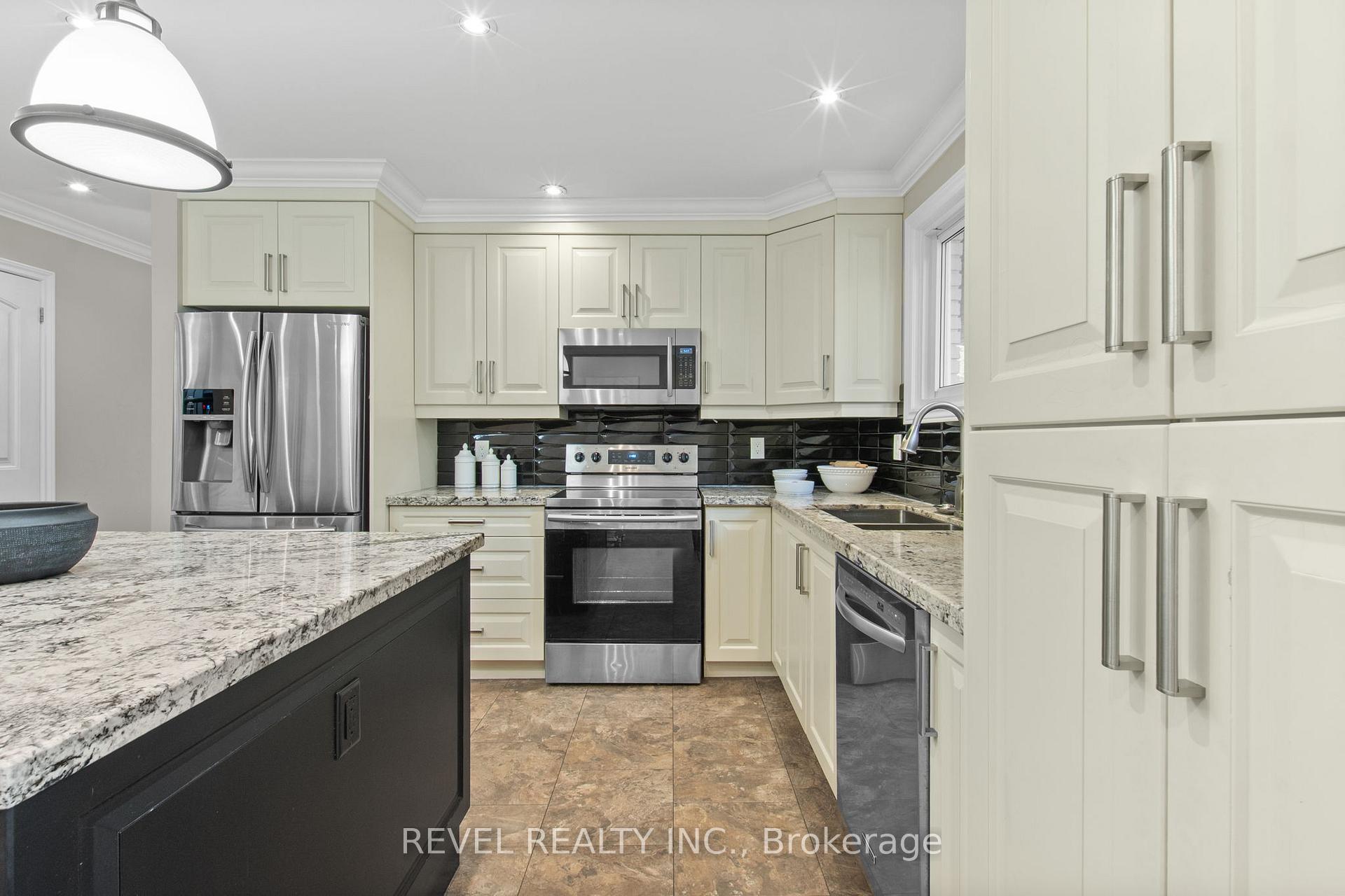 Photo 20 of 545 Charrington Avenue, Oshawa, Centennial — HOMEH