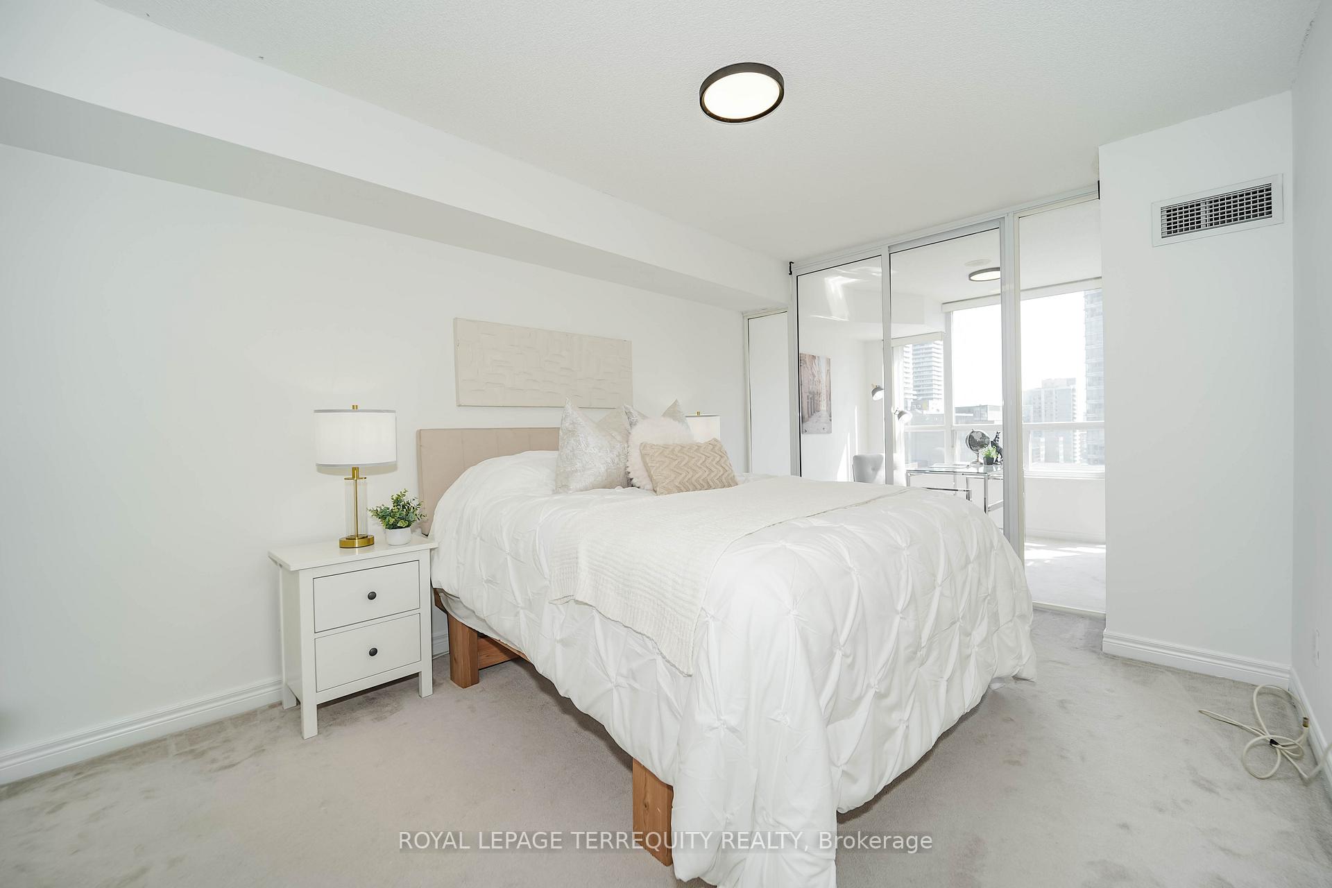 Photo 4 of Unit 1708, 43 Eglinton Avenue E, Toronto, Mount Pleasant West — HOMEH