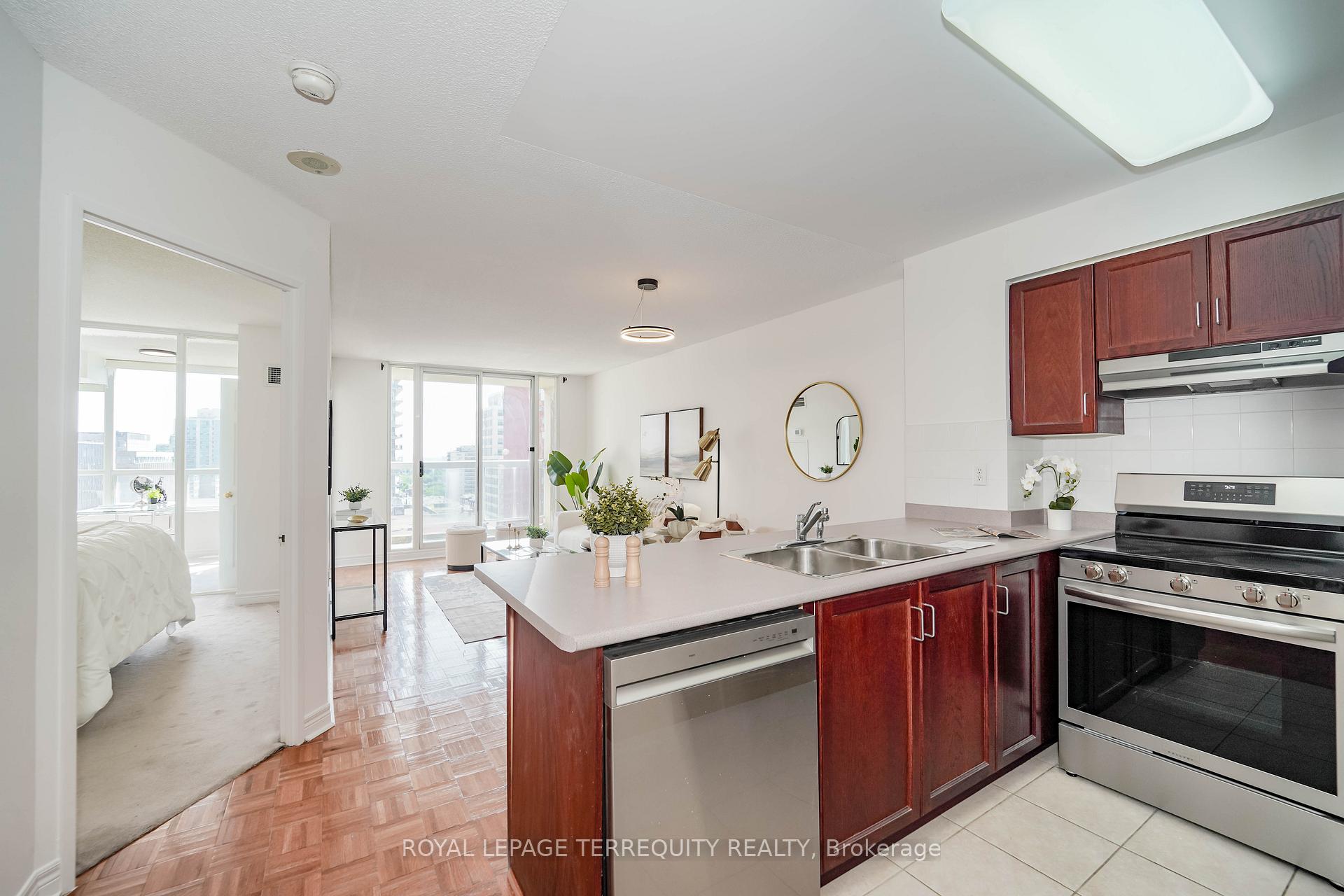 Photo 5 of Unit 1708, 43 Eglinton Avenue E, Toronto, Mount Pleasant West — HOMEH
