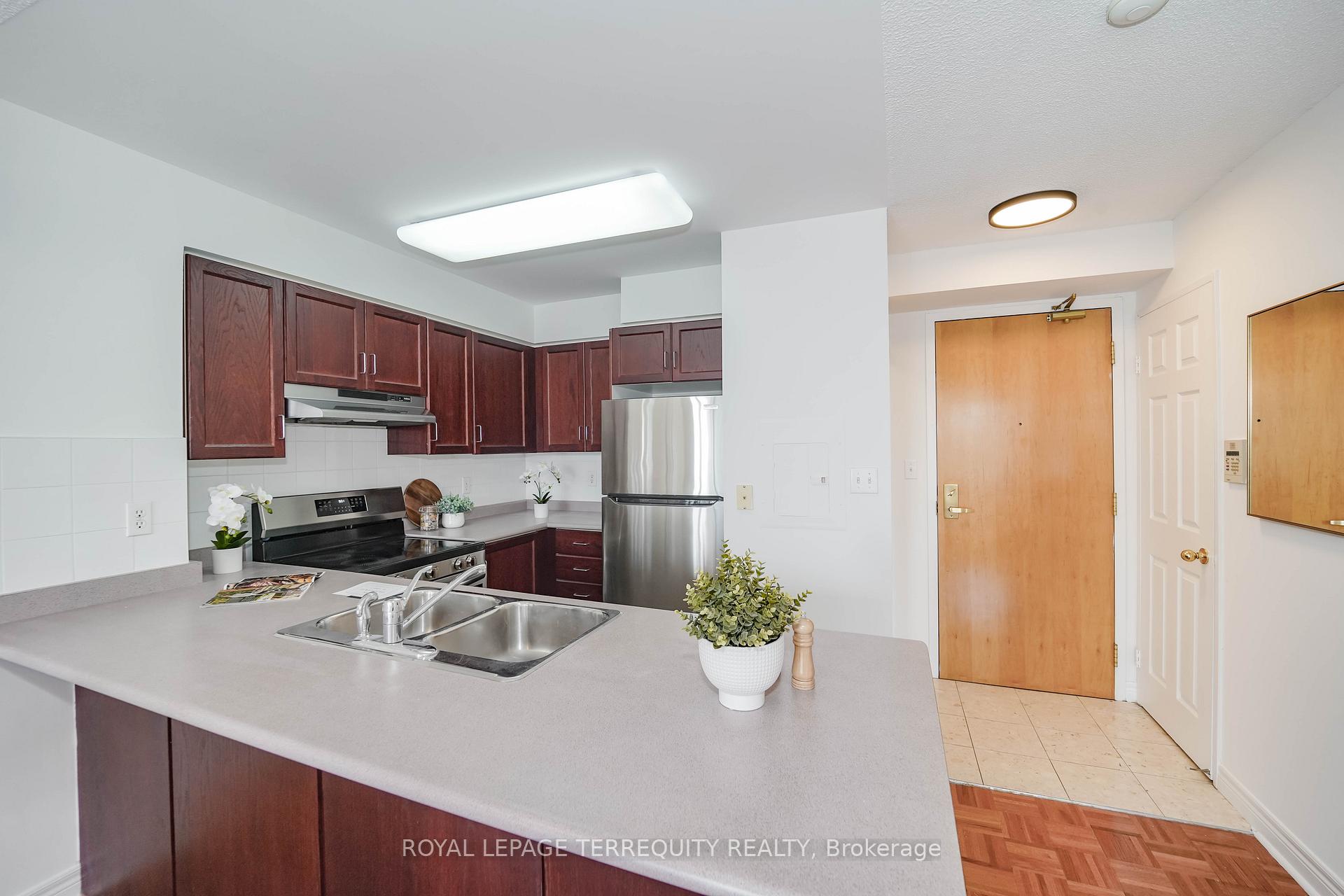 Photo 6 of Unit 1708, 43 Eglinton Avenue E, Toronto, Mount Pleasant West — HOMEH
