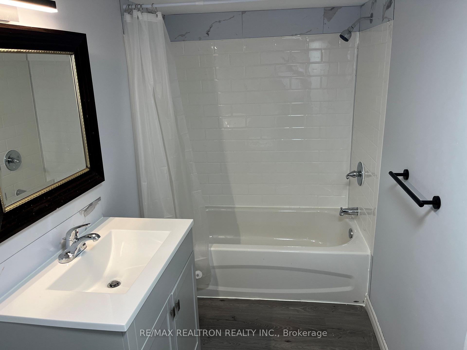 Photo 2 of 31 Carr Drive, Barrie, Northwest — HOMEH