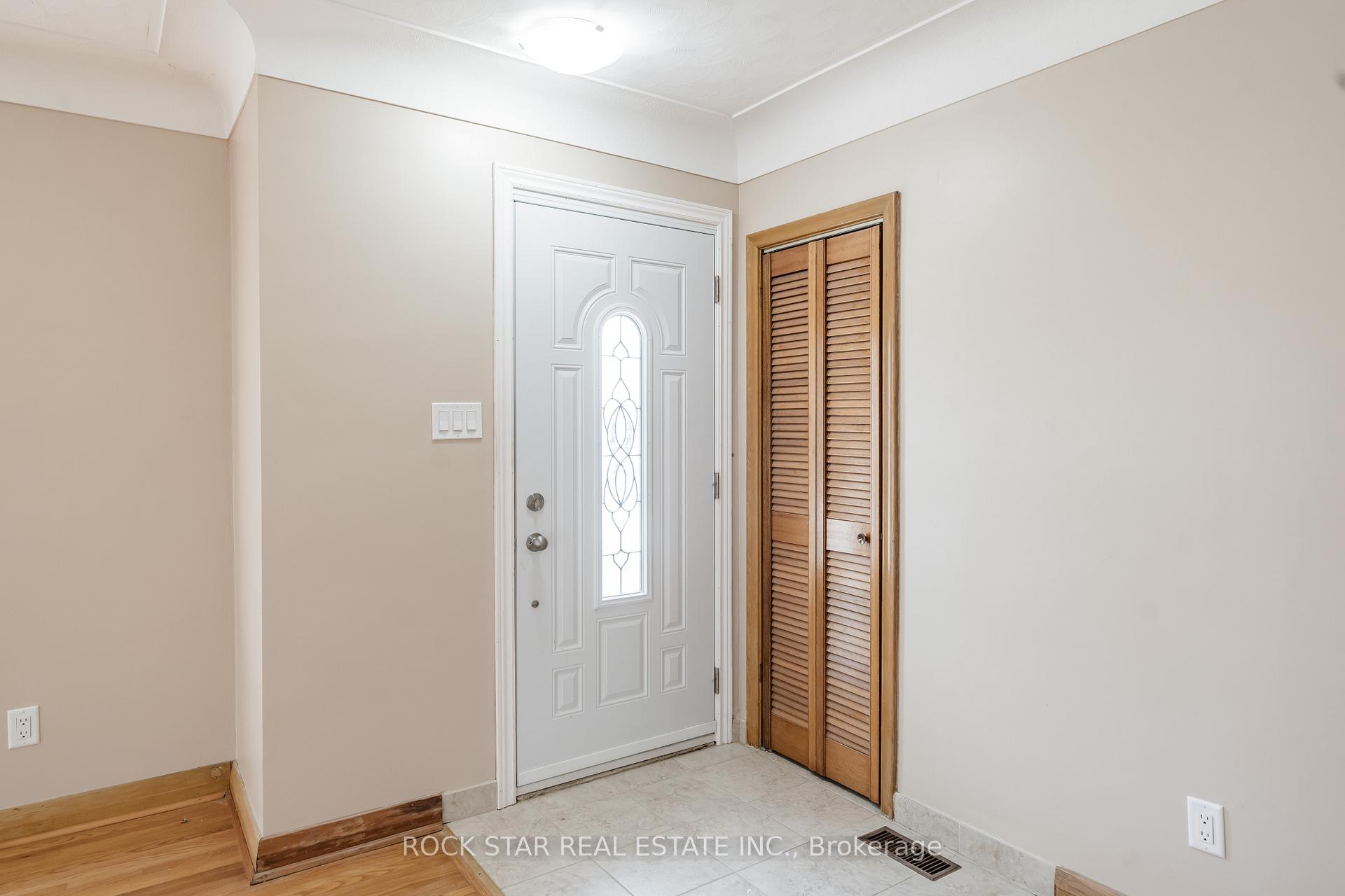 Photo 4 of Unit 1, 967 Mohawk Road E, Hamilton, Huntington — HOMEH