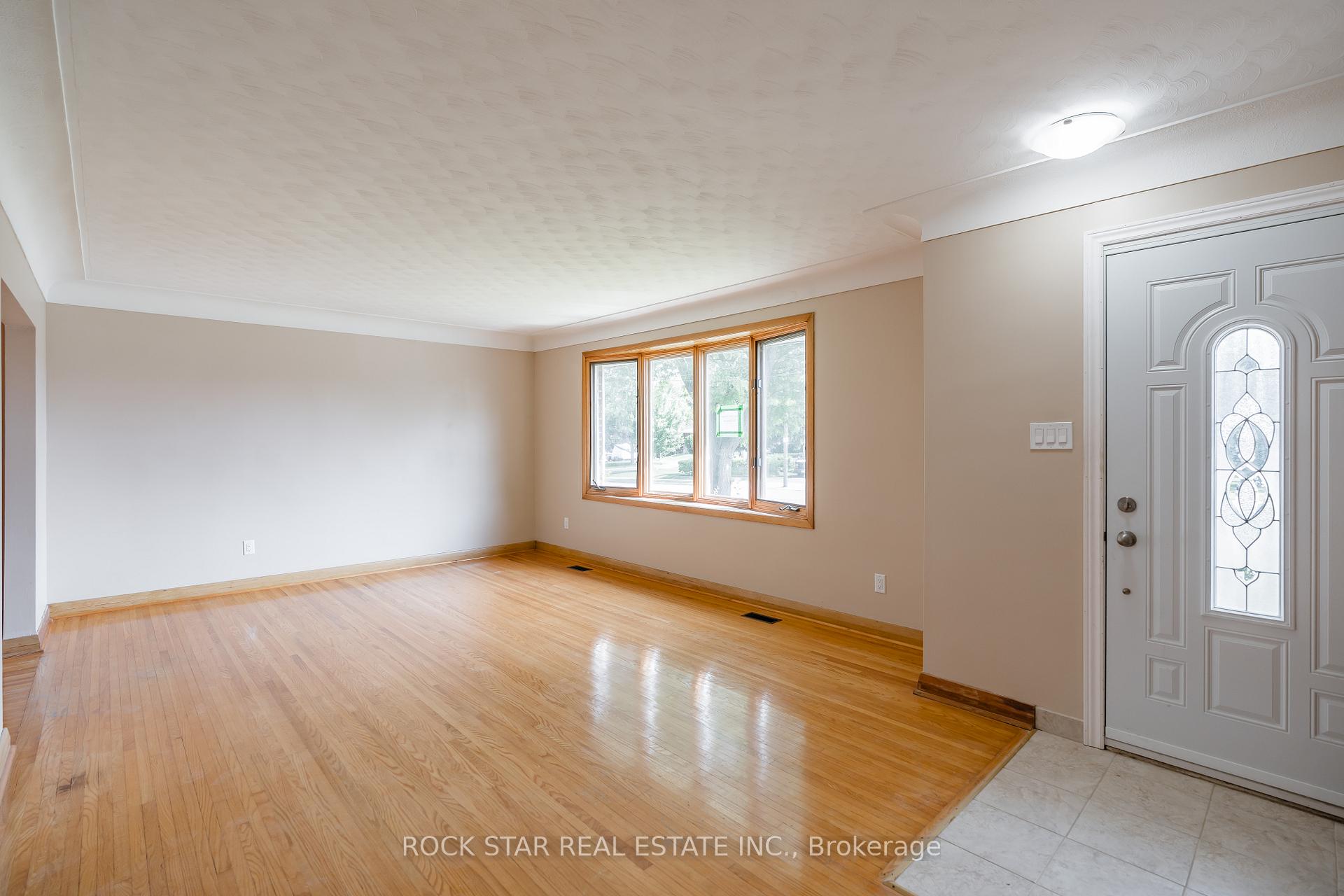 Photo 7 of Unit 1, 967 Mohawk Road E, Hamilton, Huntington — HOMEH