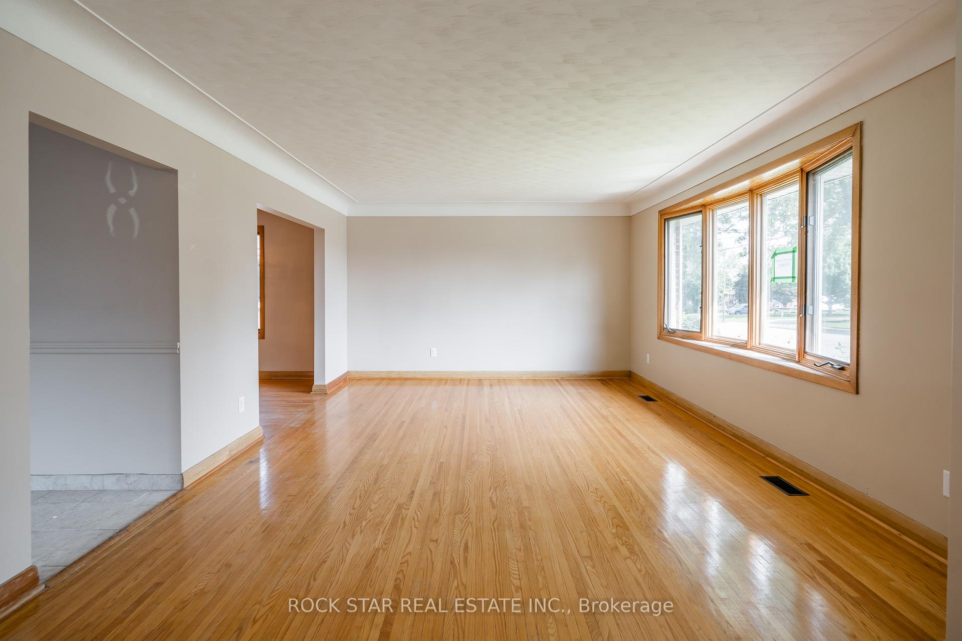 Photo 12 of Unit 1, 967 Mohawk Road E, Hamilton, Huntington — HOMEH