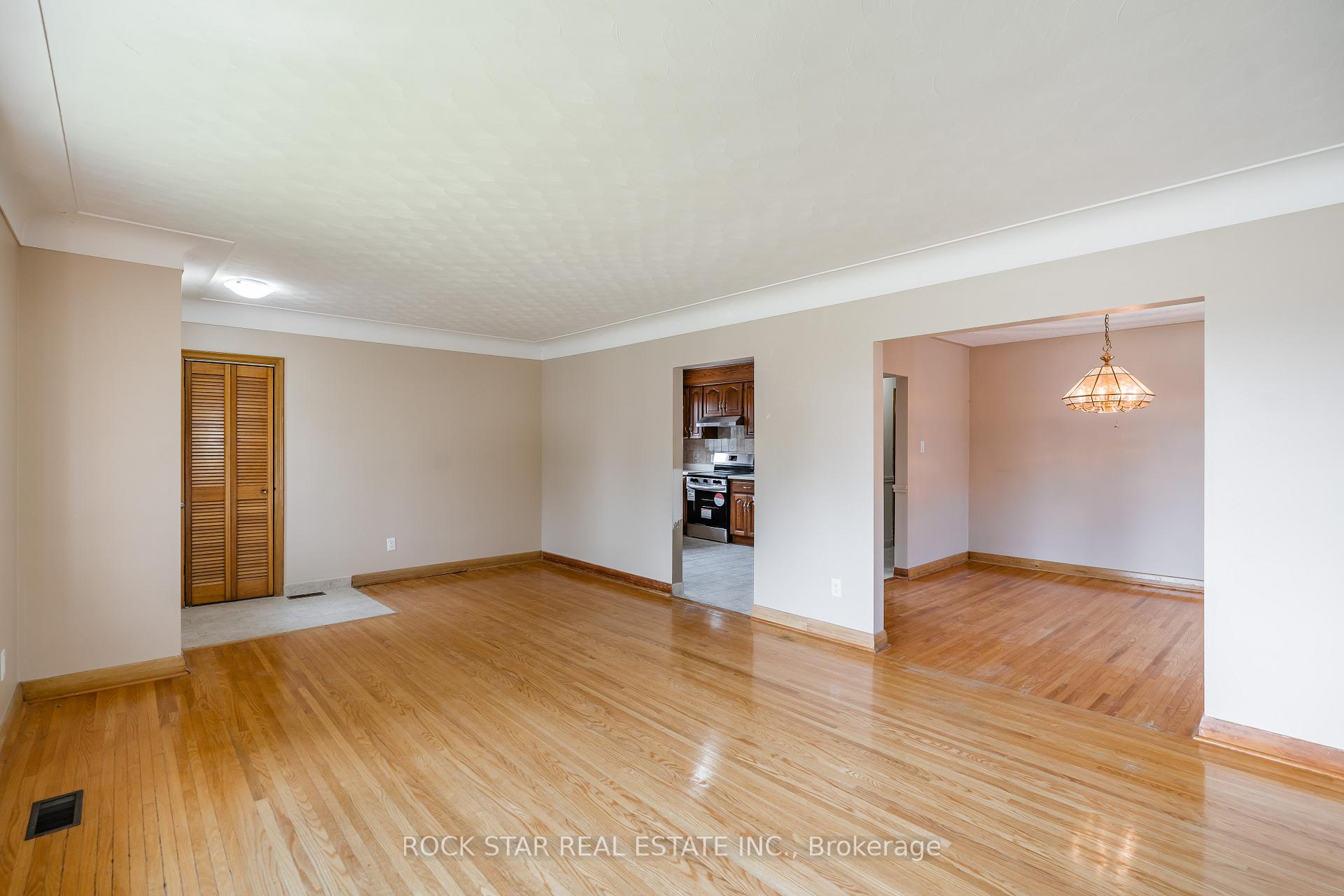 Photo 2 of Unit 1, 967 Mohawk Road E, Hamilton, Huntington — HOMEH