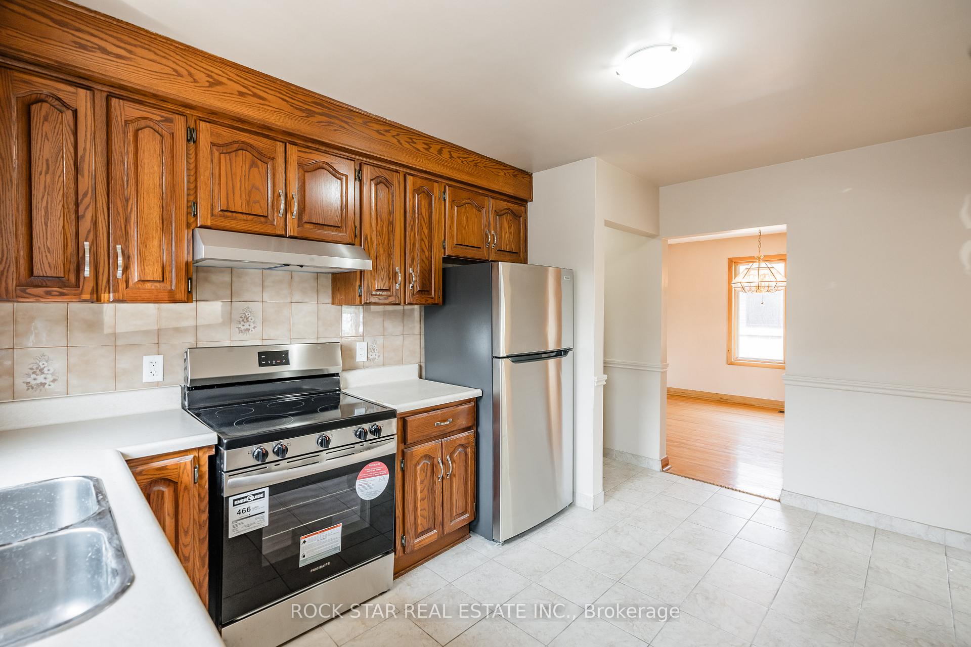 Photo 5 of Unit 1, 967 Mohawk Road E, Hamilton, Huntington — HOMEH